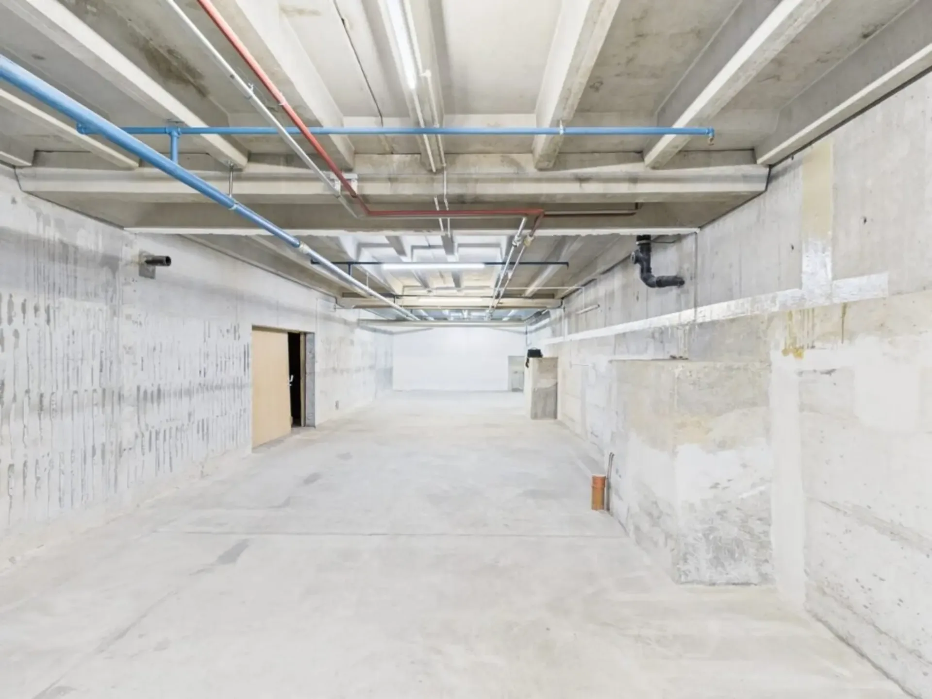 Lagernfläche von etwa 280 m2 im 1. Untergeschoss mit Ladeaufzug