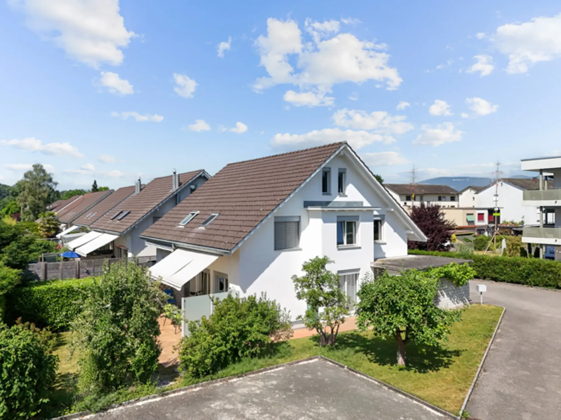 Well-maintained corner house in a quiet location