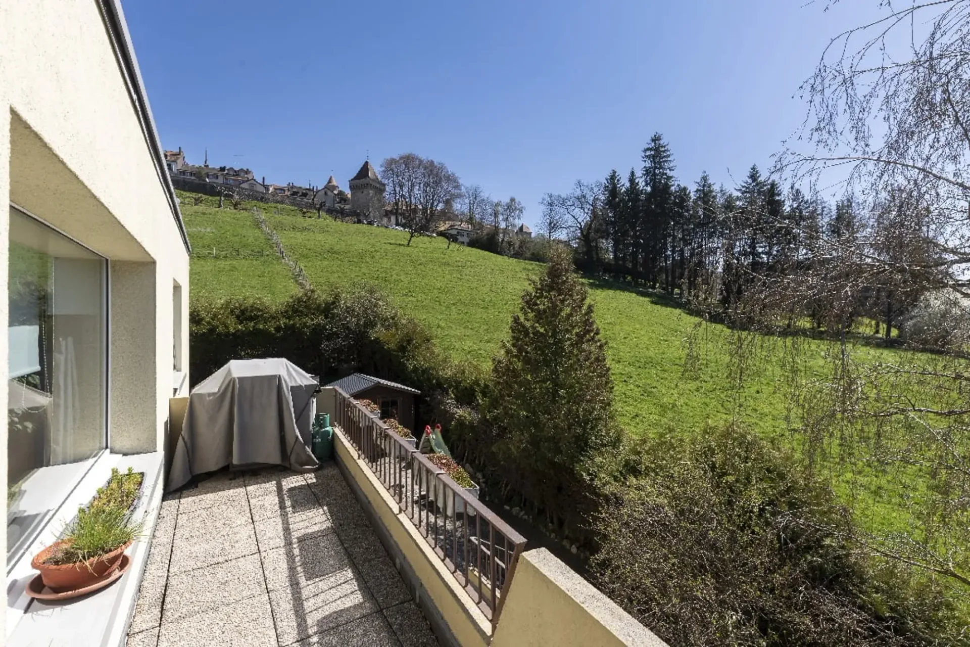Wohnung mit 5 1/2 Zimmern im 1. Stock
