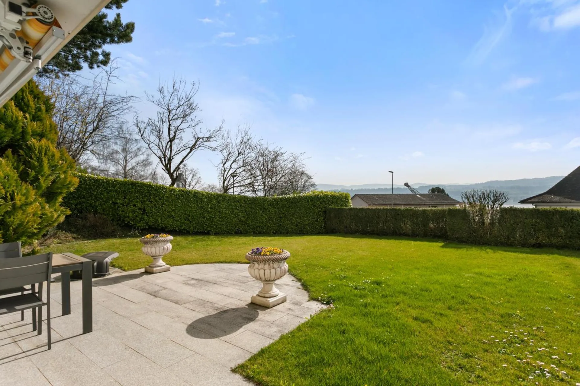 Apartment with garden in central location