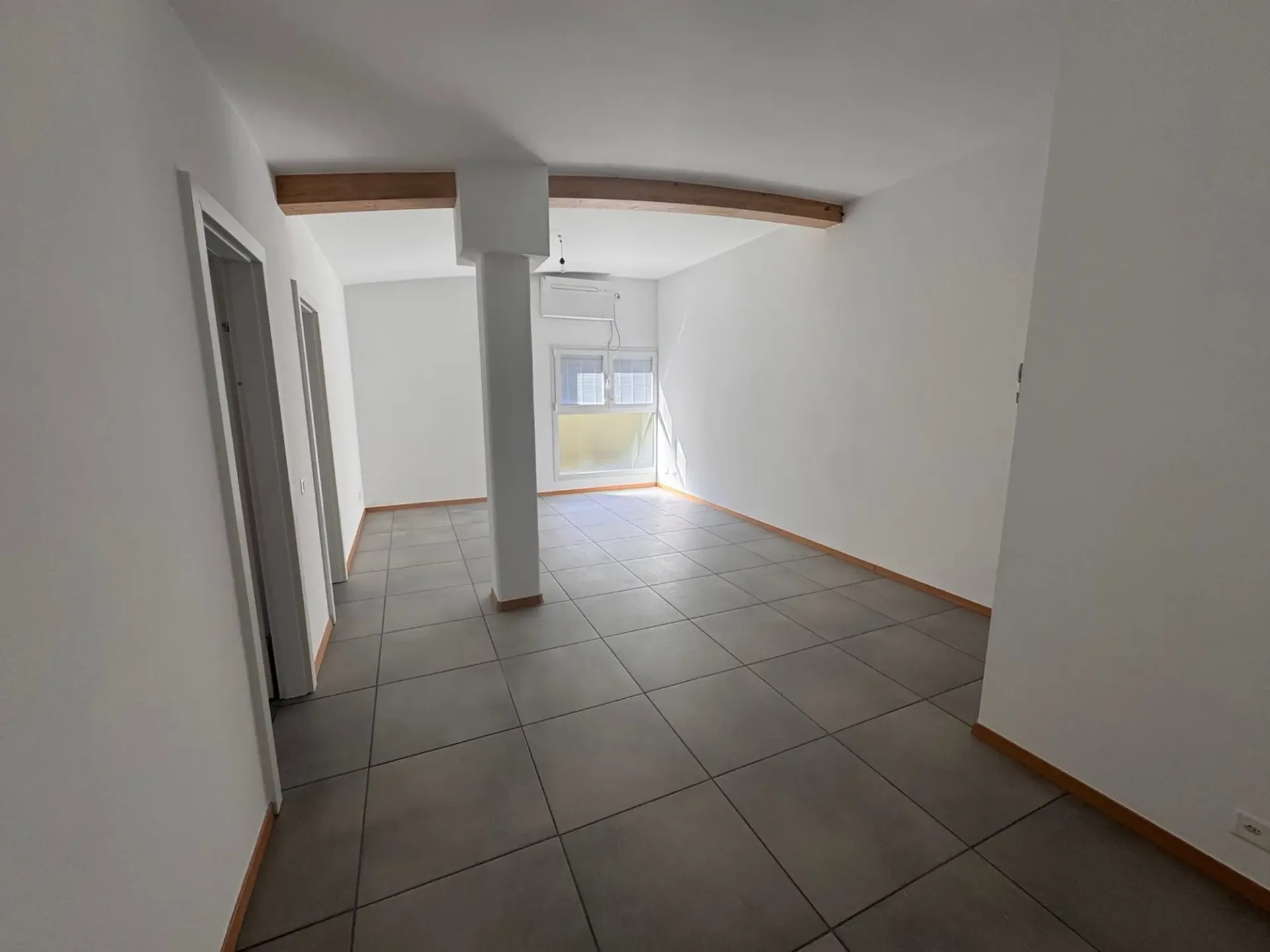 Facilitierungen für den Start einer neuen Aktivität – Büro-/Gewerbefläche von 91 m² zur Miete in Taverne