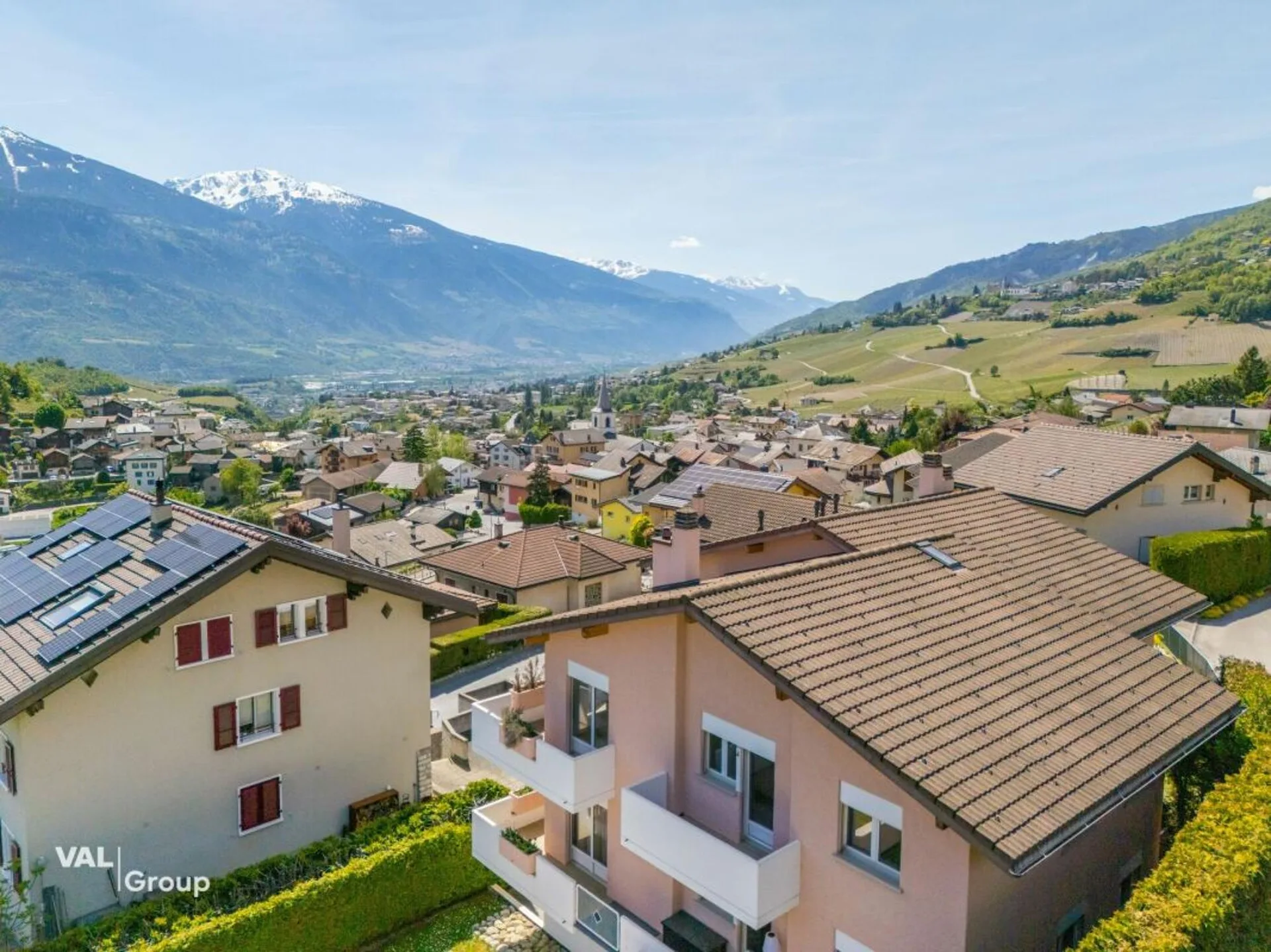 Vue sur les sommets et le charme du village