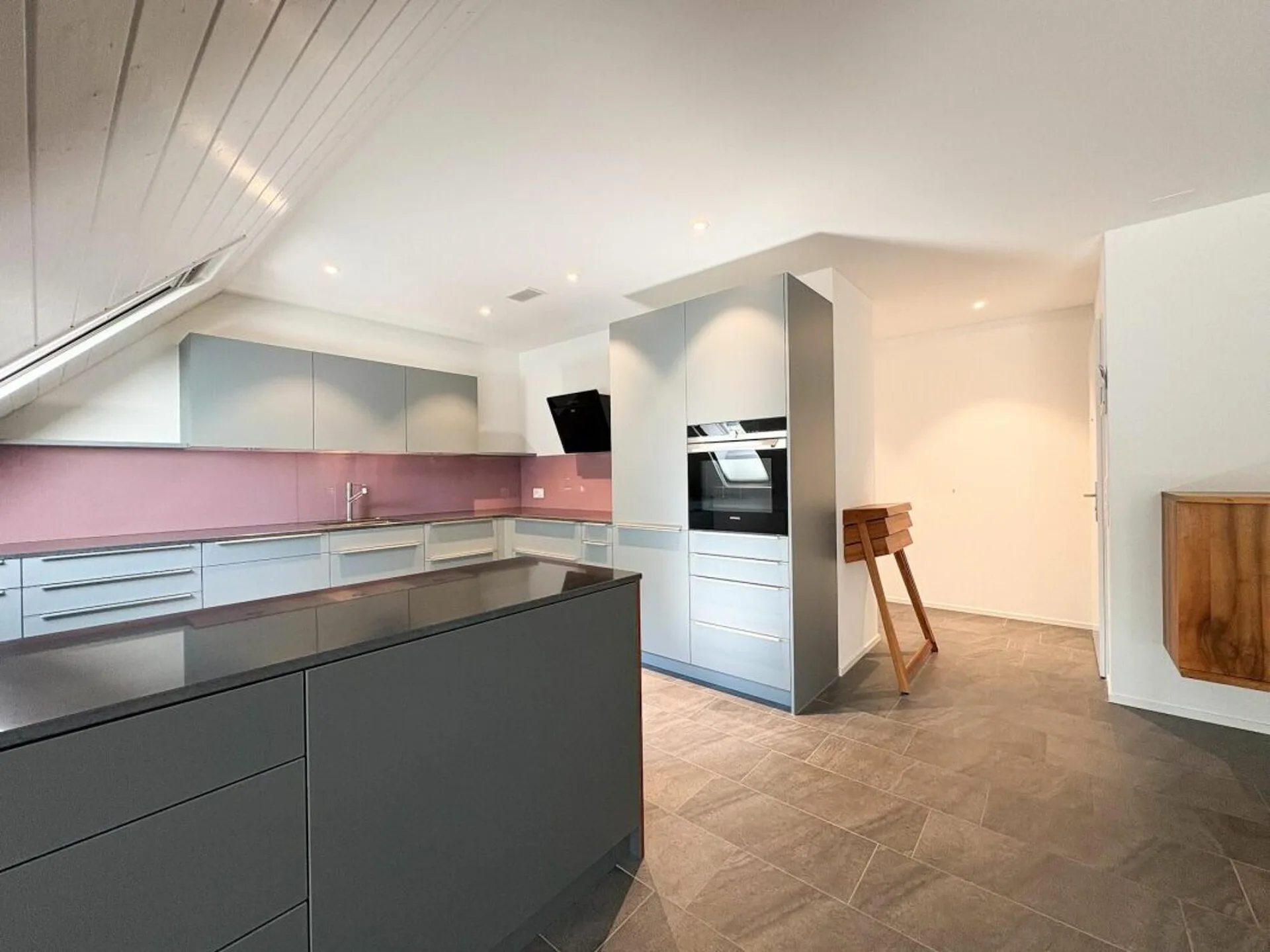 3.5-Zimmer-Dachwohnung mit zwei Balkone an ruhiger und grüner Lage