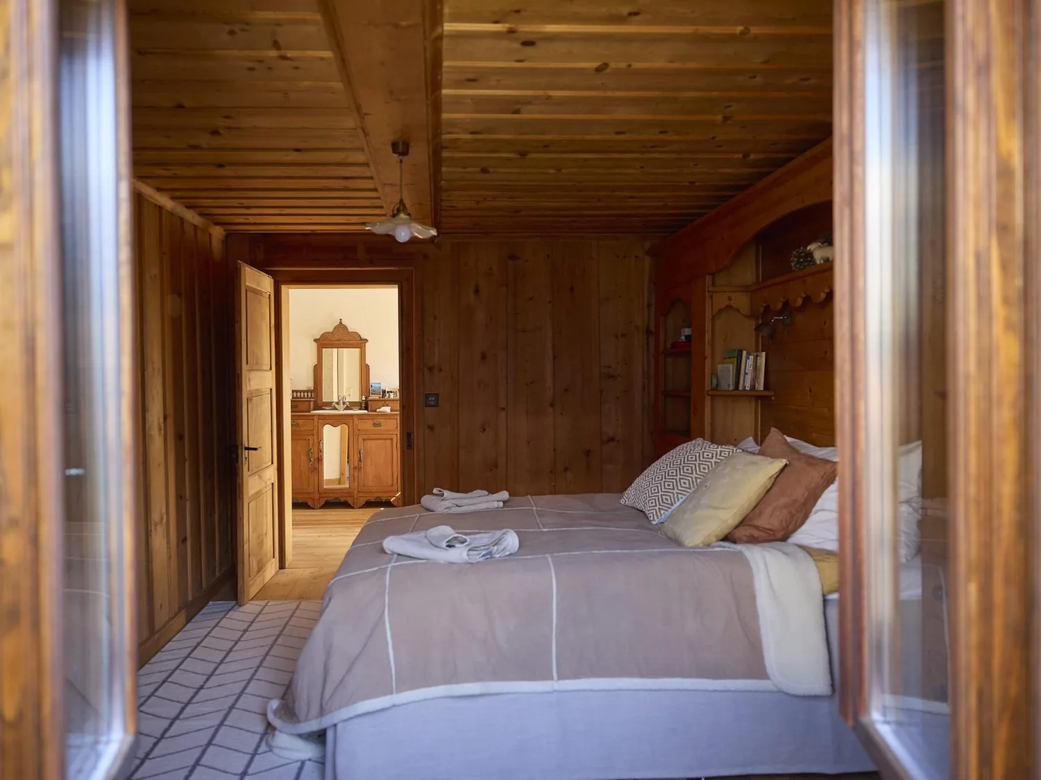 LOCATION WINTERSAISON - CHARMANTES 3-ZIMMER-CHALET MIT GROßEM GARTEN IN SARREYER ? ALPENSTIL - UNVERGLEICHLICHER BICK ÜBER DIE BERGE