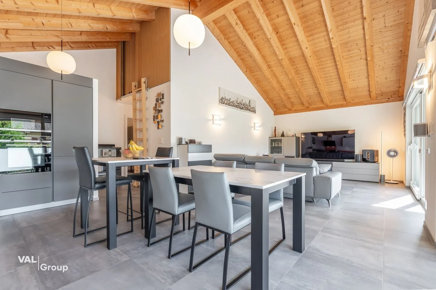 Superbes Dachgeschoss 3.5 Zimmer in Fully - Charme, Licht und Lebensqualität
