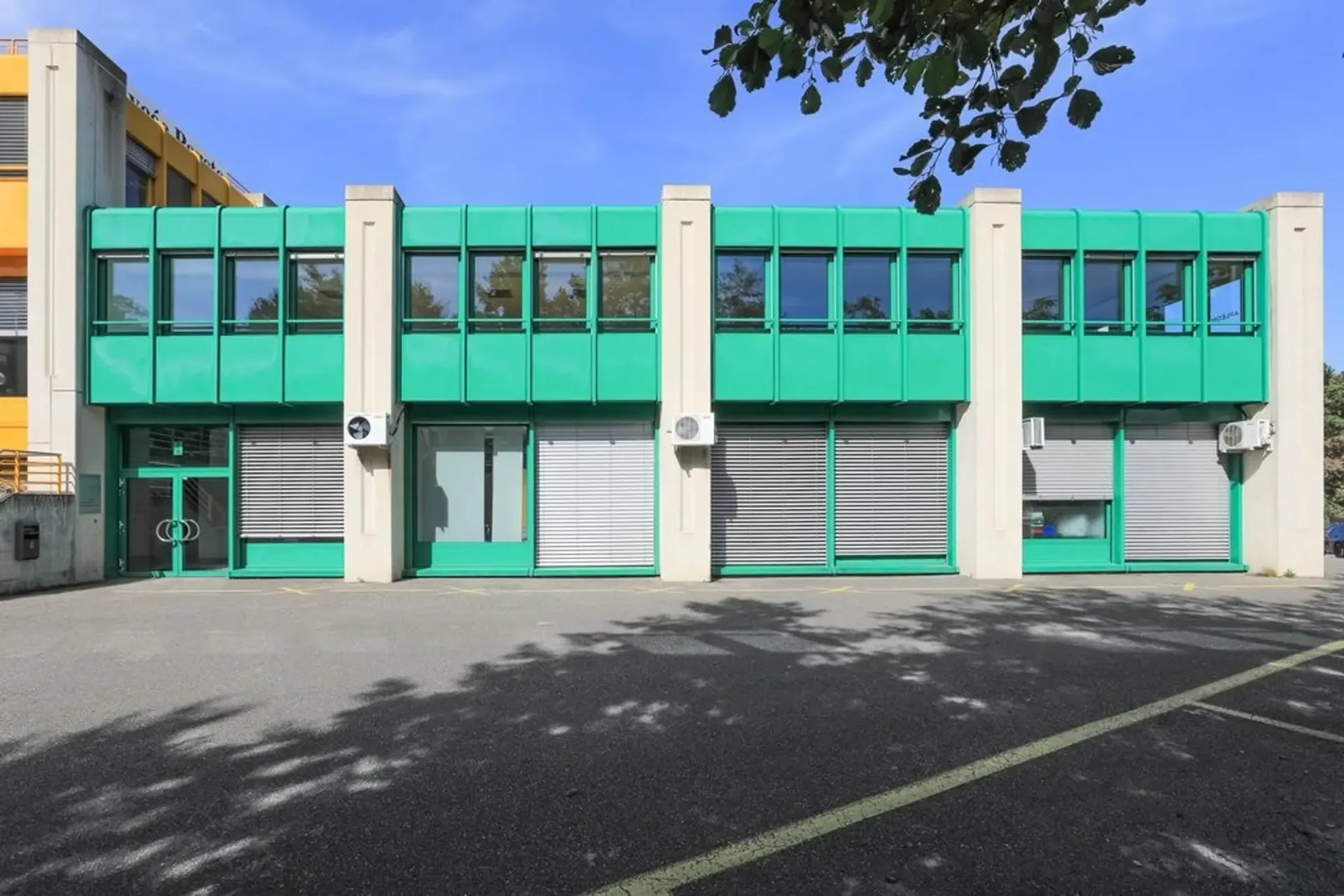 Parkplatz für Motorräder - Mies