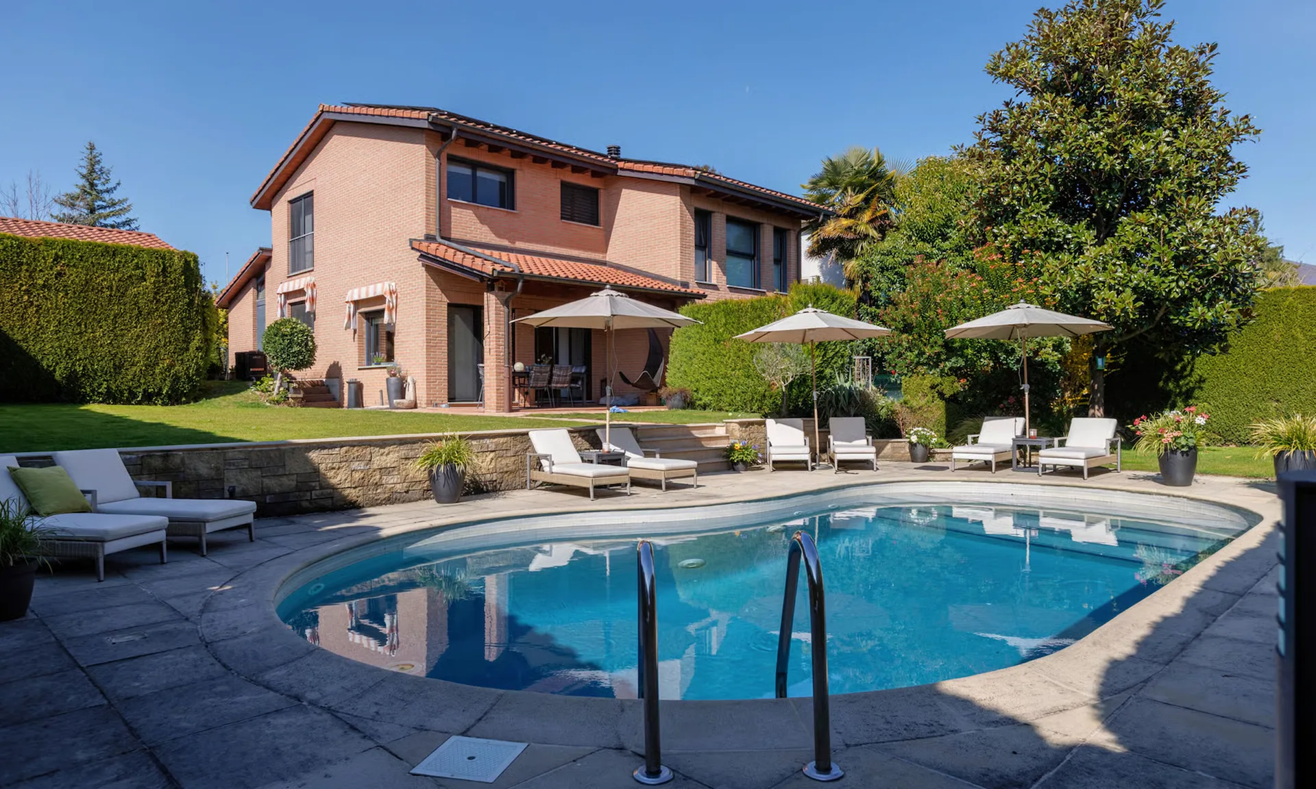 Großzügige und schöne 5.5-Zimmer-Villa mit Pool in Stabio