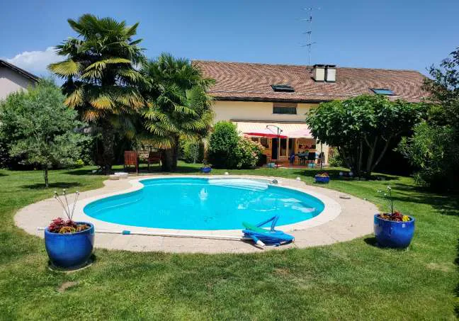 Charming semi-detached villa with 5.5 rooms and swimming pool