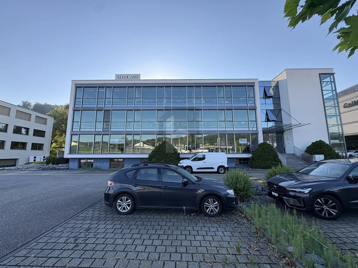 Représentatif avec façade en verre