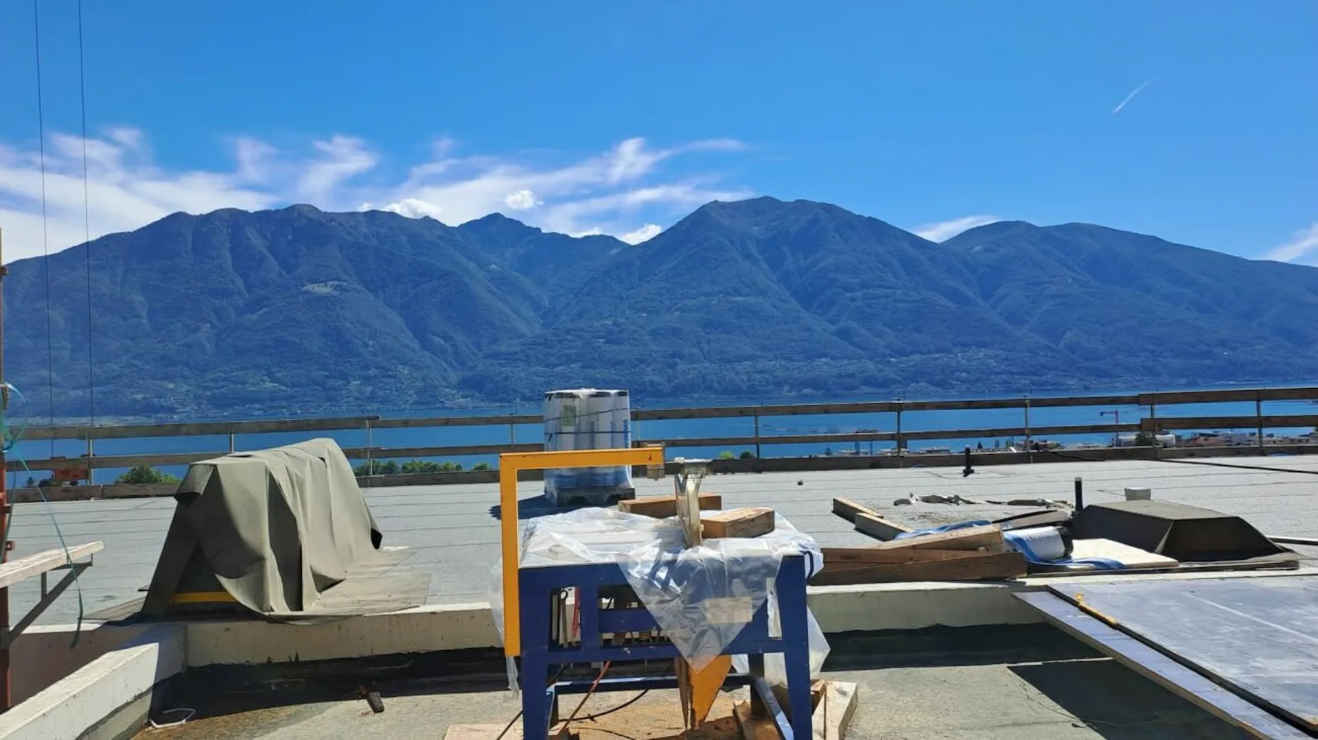Magnifico attico da sogno con vista lago, wellness e piscina