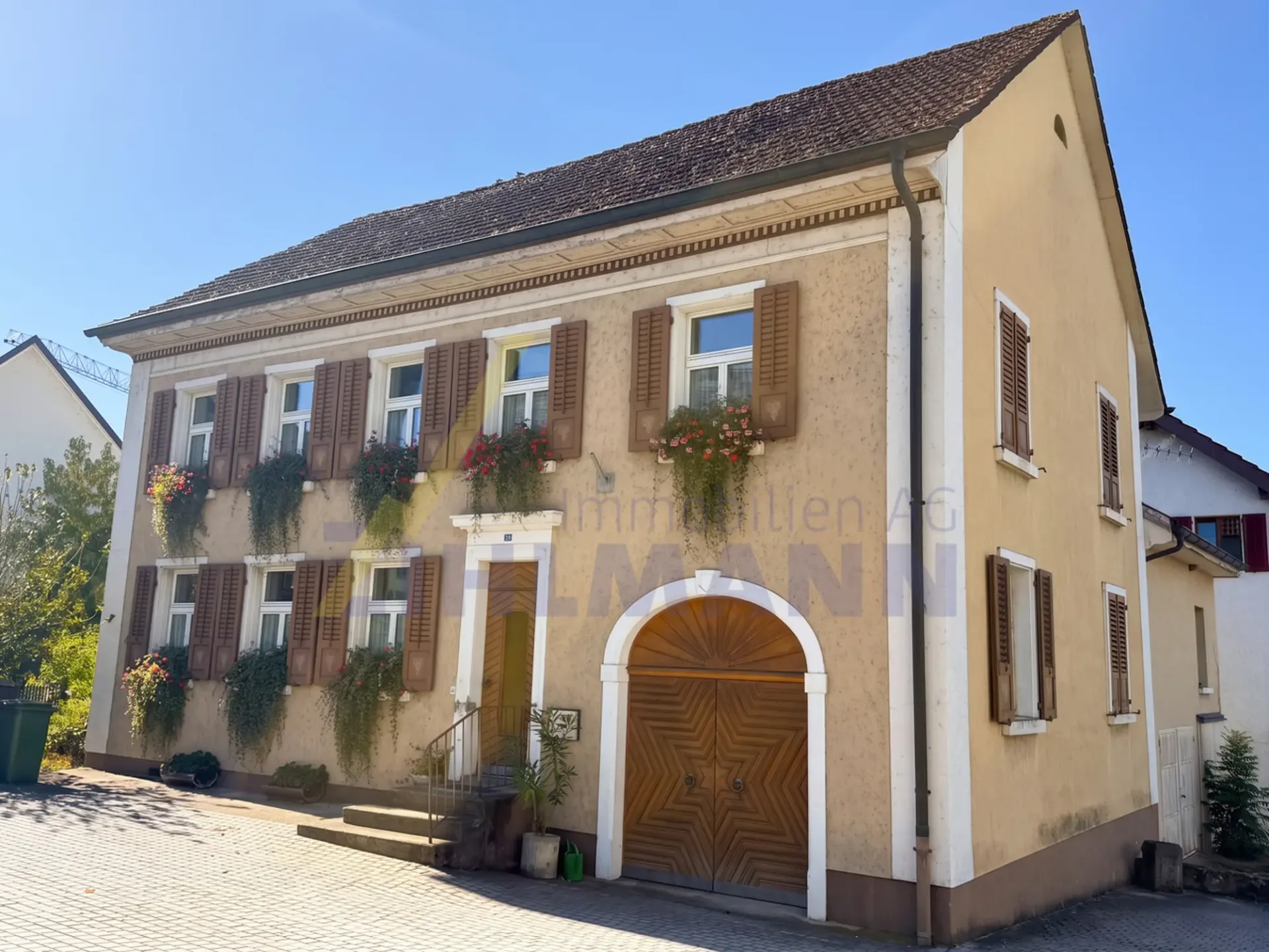 Molto spazio, molto potenziale - proprietà spaziosa nel centro del villaggio