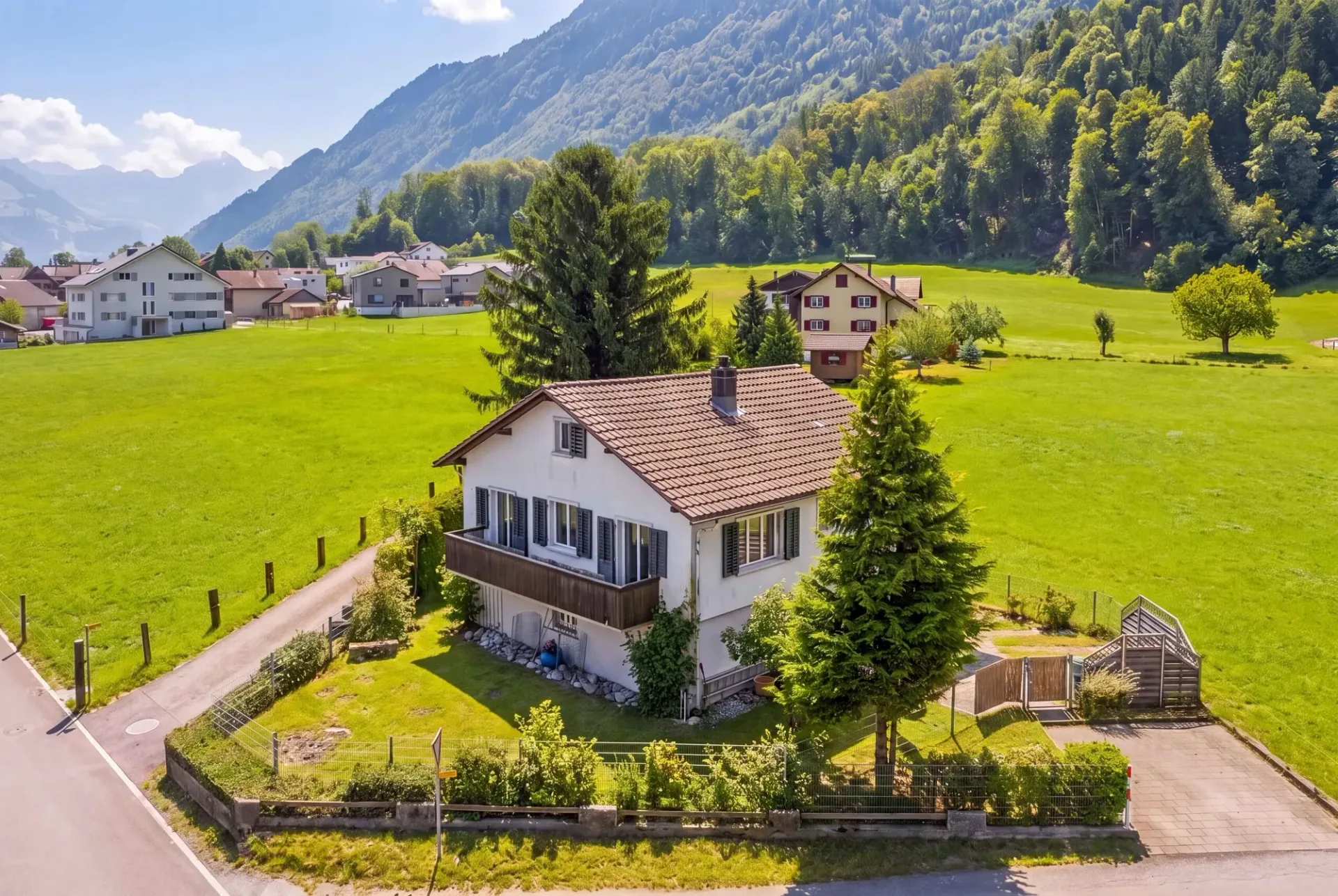 FREISTEHENDES EINFAMILIENHAUS IM IDYLLISCHEN GLARNERLAND