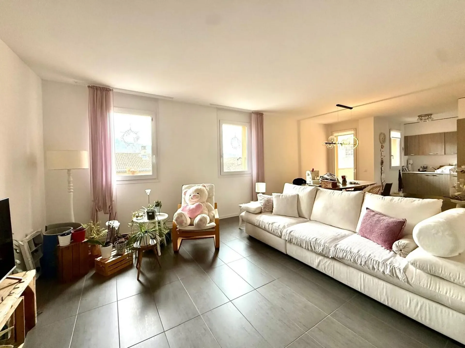 GERÄUMIGES UND KOMFORTABLES 3.5-ZIMMER-WOHNUNG MIT ZWEI BALKONEN IN CHIASSO