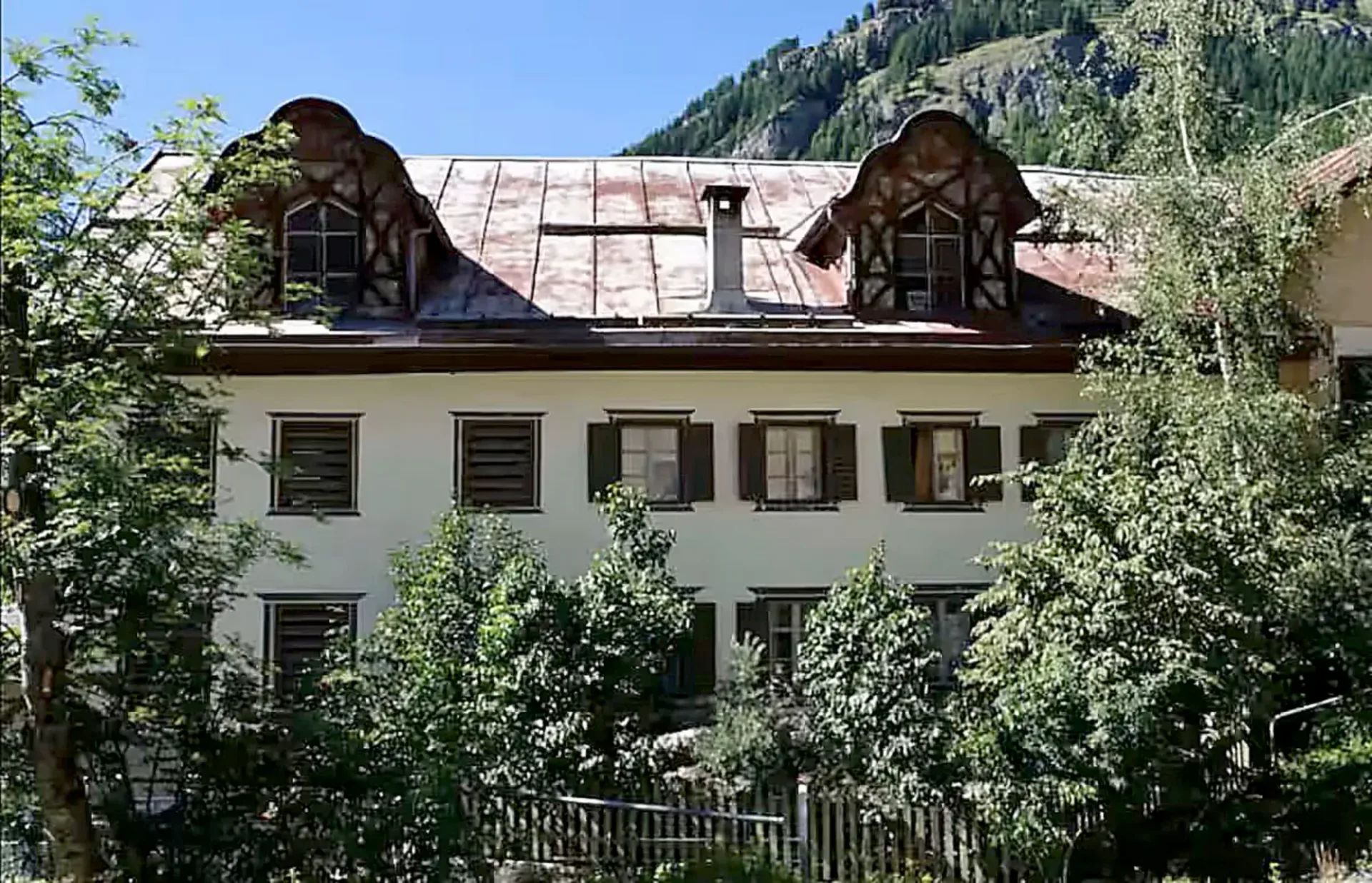 Rare opportunity in the Engadine. Rarity - characterful residential unit with large sun terrace, south-facing and unobstructed views