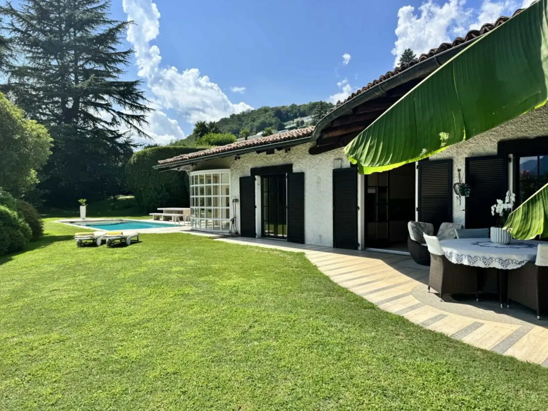 Exklusive Einzelvilla mit großem Garten und Schwimmbad