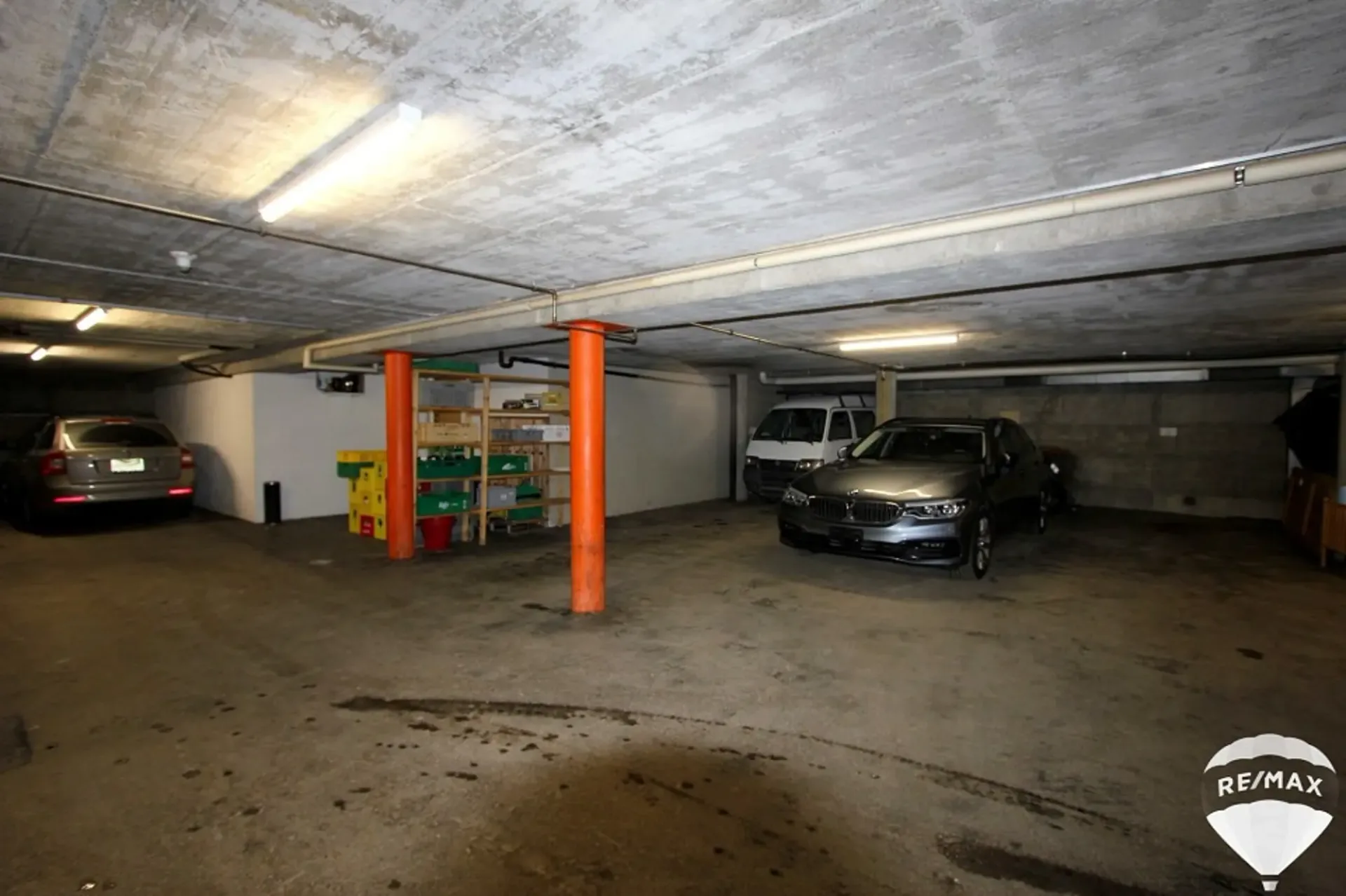 Parkplatz für 1 bis 2 Autos im Innenhof