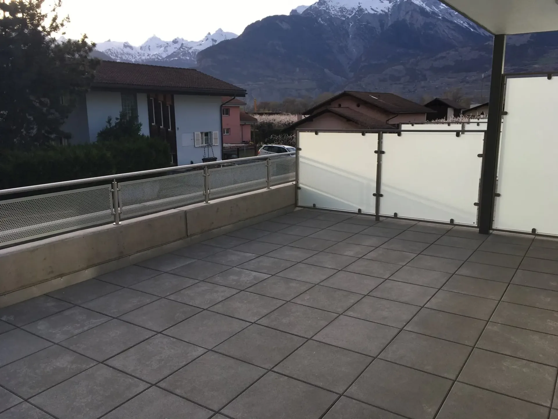 GERÄUMIGES 2.5 ZIMMER MODERN MIT PRÄCHTIGER TERRASSE VON 40M2 - MALOC-IMMO