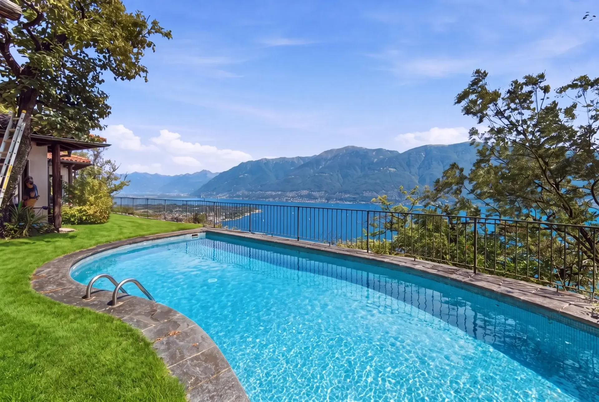 Casa da ristrutturare con piscina e vista panoramica sul Lago Maggiore