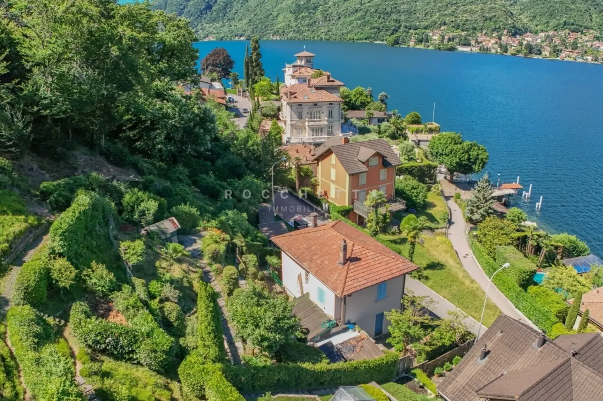Villa fronte Lago con ampio terreno e straordinario potenziale