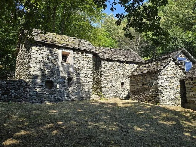 Drei Rustici zum Ausbauen mit viel Land sehr ruhige, sonnige Lage /...