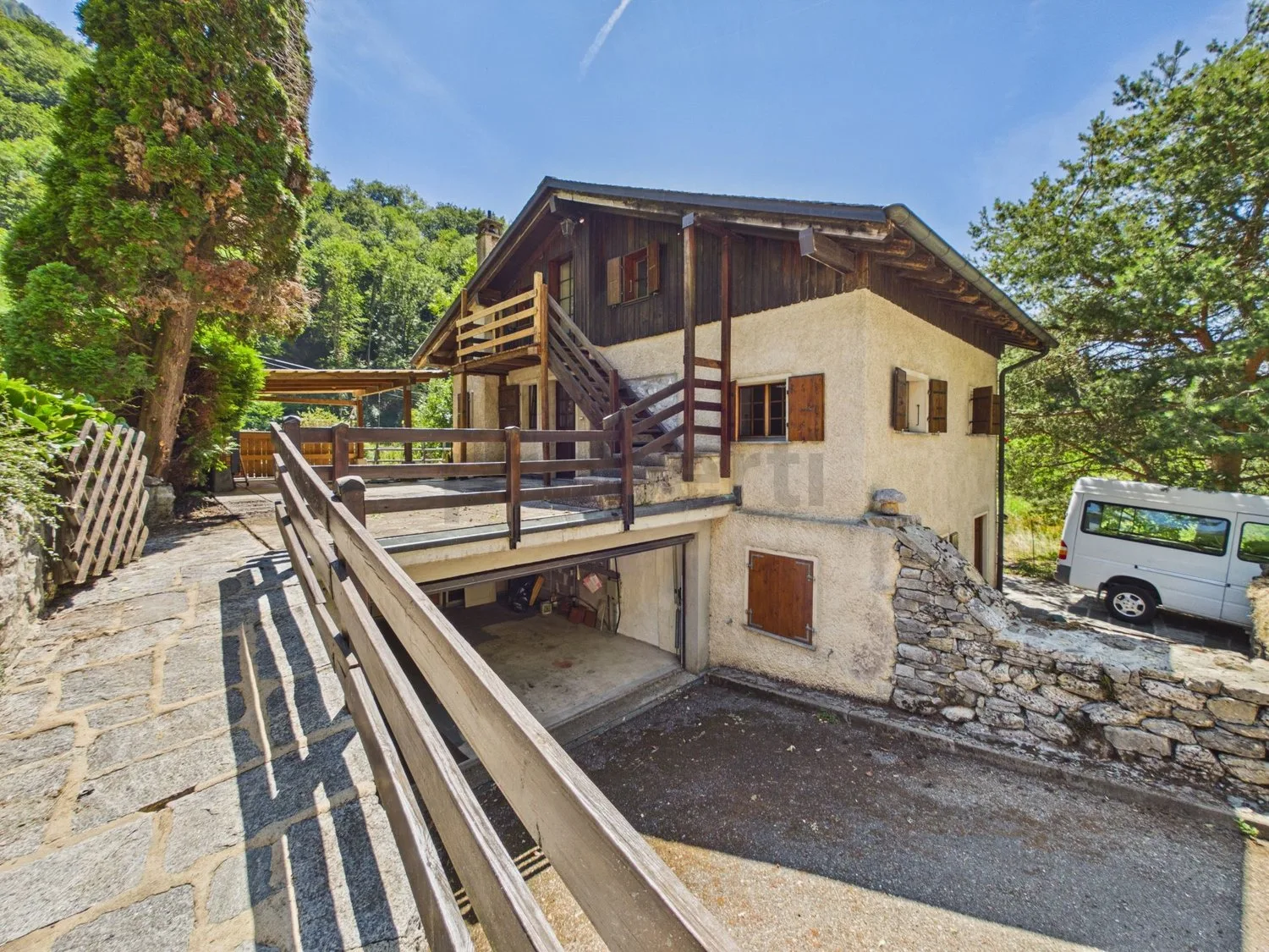 Casa di villaggio con 3 appartamenti (2x 3,5 locali e 1x 2,5 locali) in assoluta calma