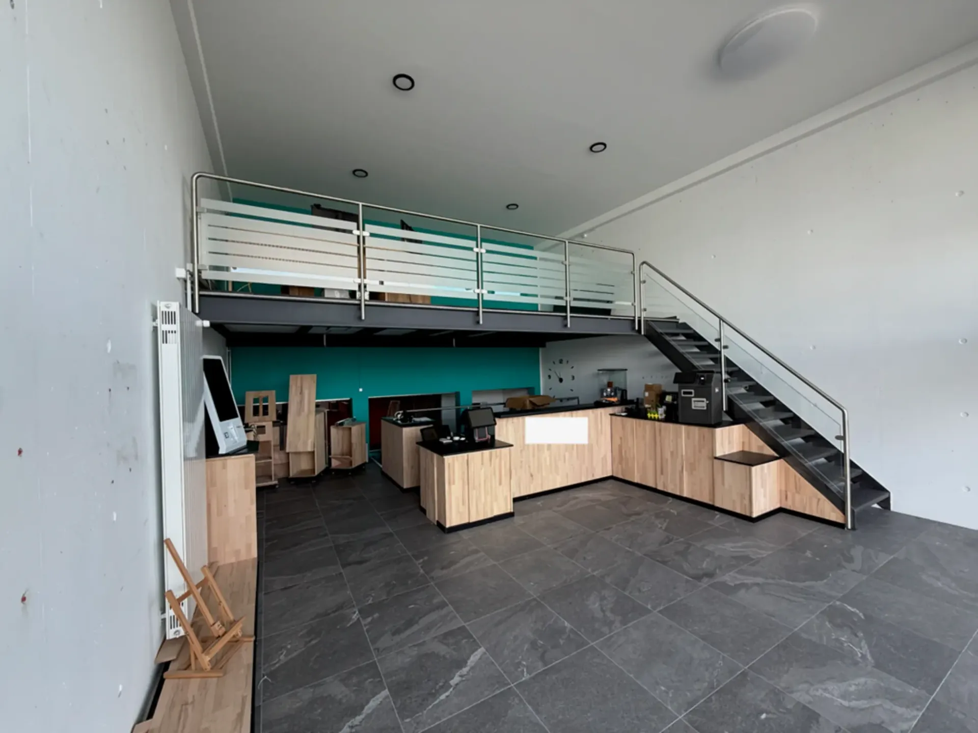 Zu vermieten, ausgestattetes Büro-Atelier mit einer Kochnische