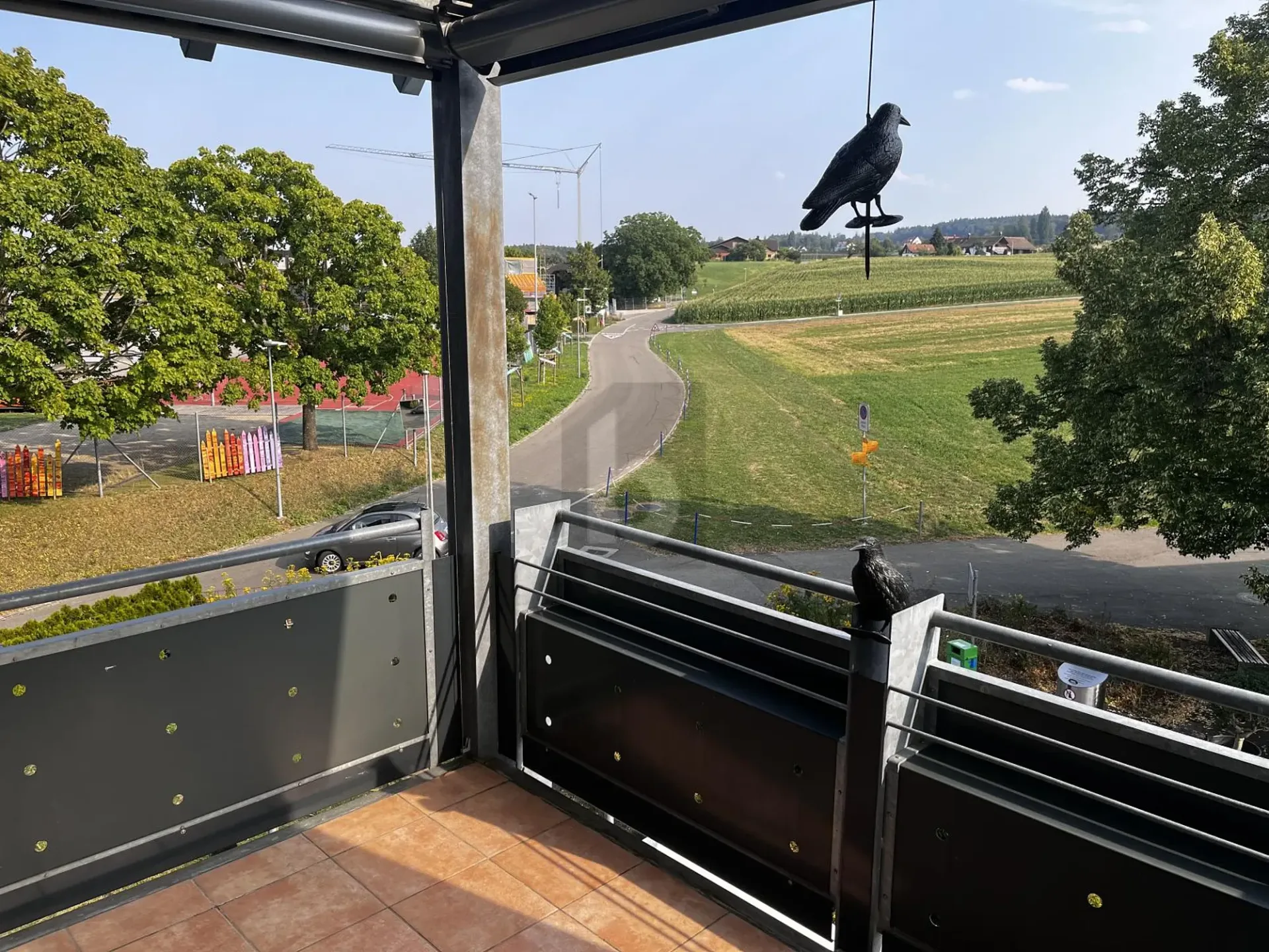 WOHNEN AUF ZWEI EBENEN MIT WEITBLICK INS GRÜNE