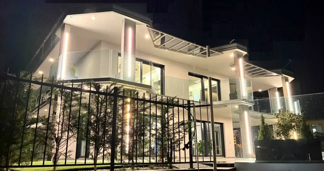 Moderne Villa mit Pool und Panoramadach