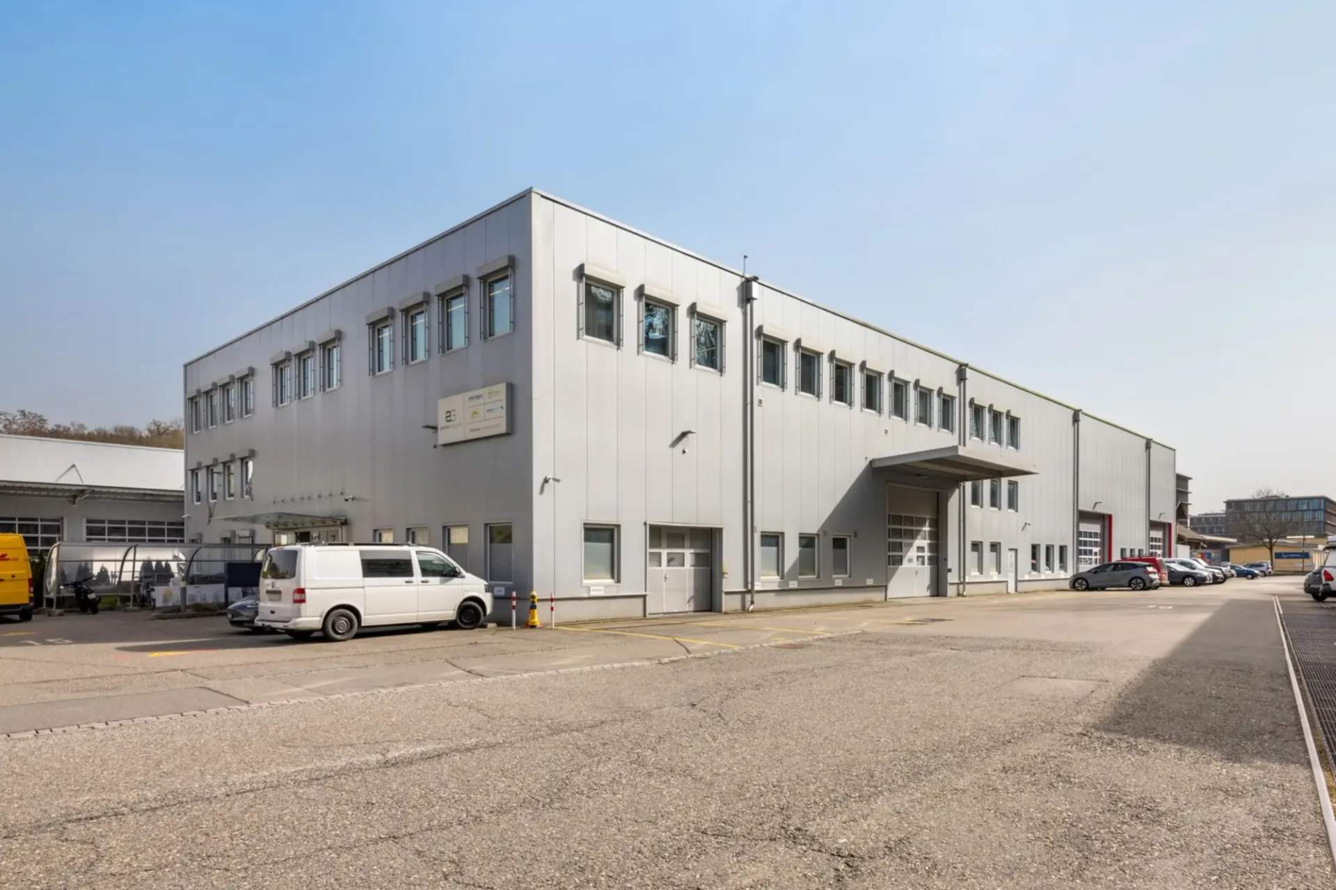 Gewerbezentrum mit Lager, Büro und Showroom an attraktiver Lage in Ittigen