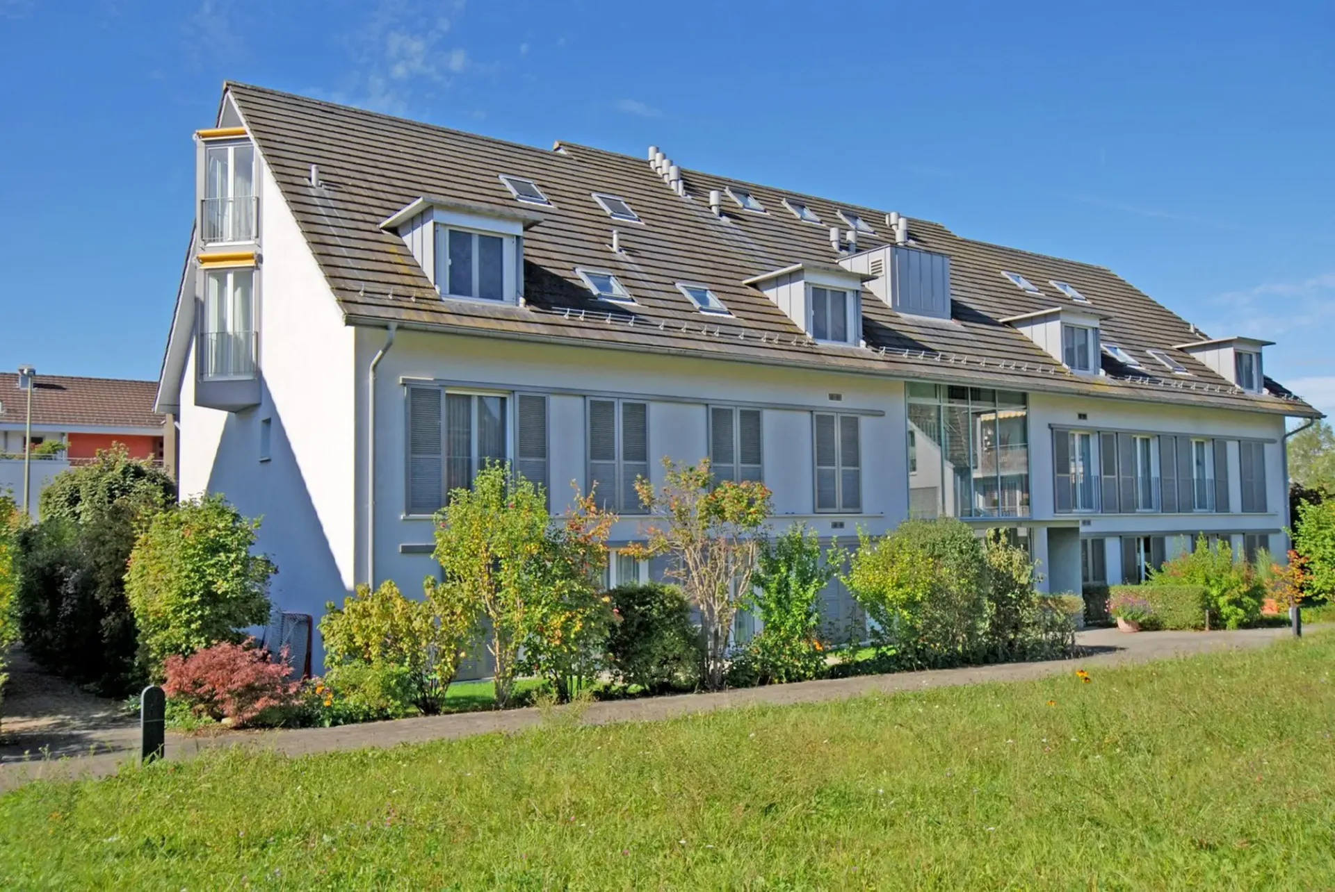 Attraktive Eigentumswohnung, 4½-Zimmer im Parterre, mit eigener Grünfläche und Tiefgaragenplatz
