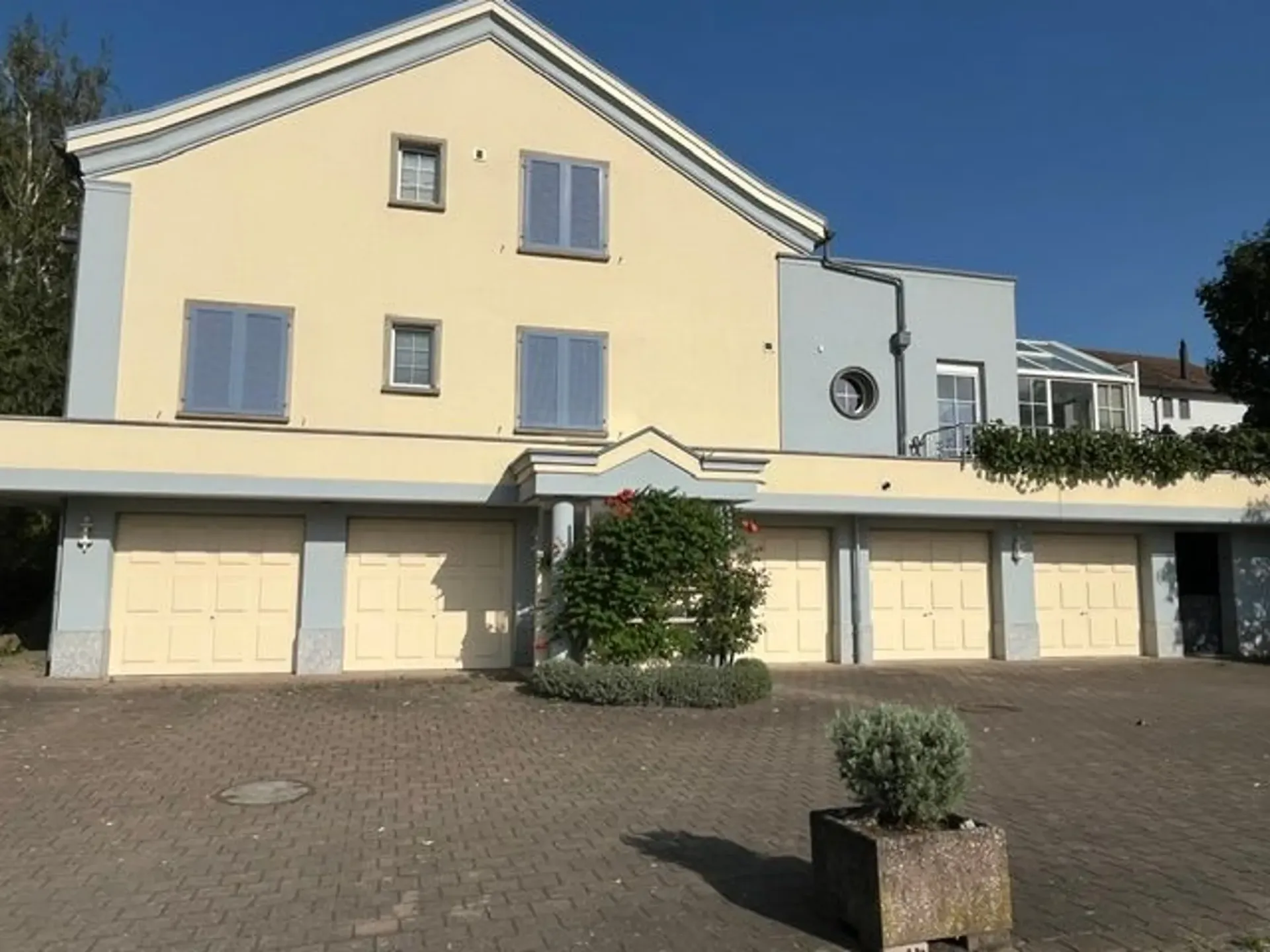 Bündner Herrschaft vor der Haustüre-stilvoll wohnen mit Alpenblick