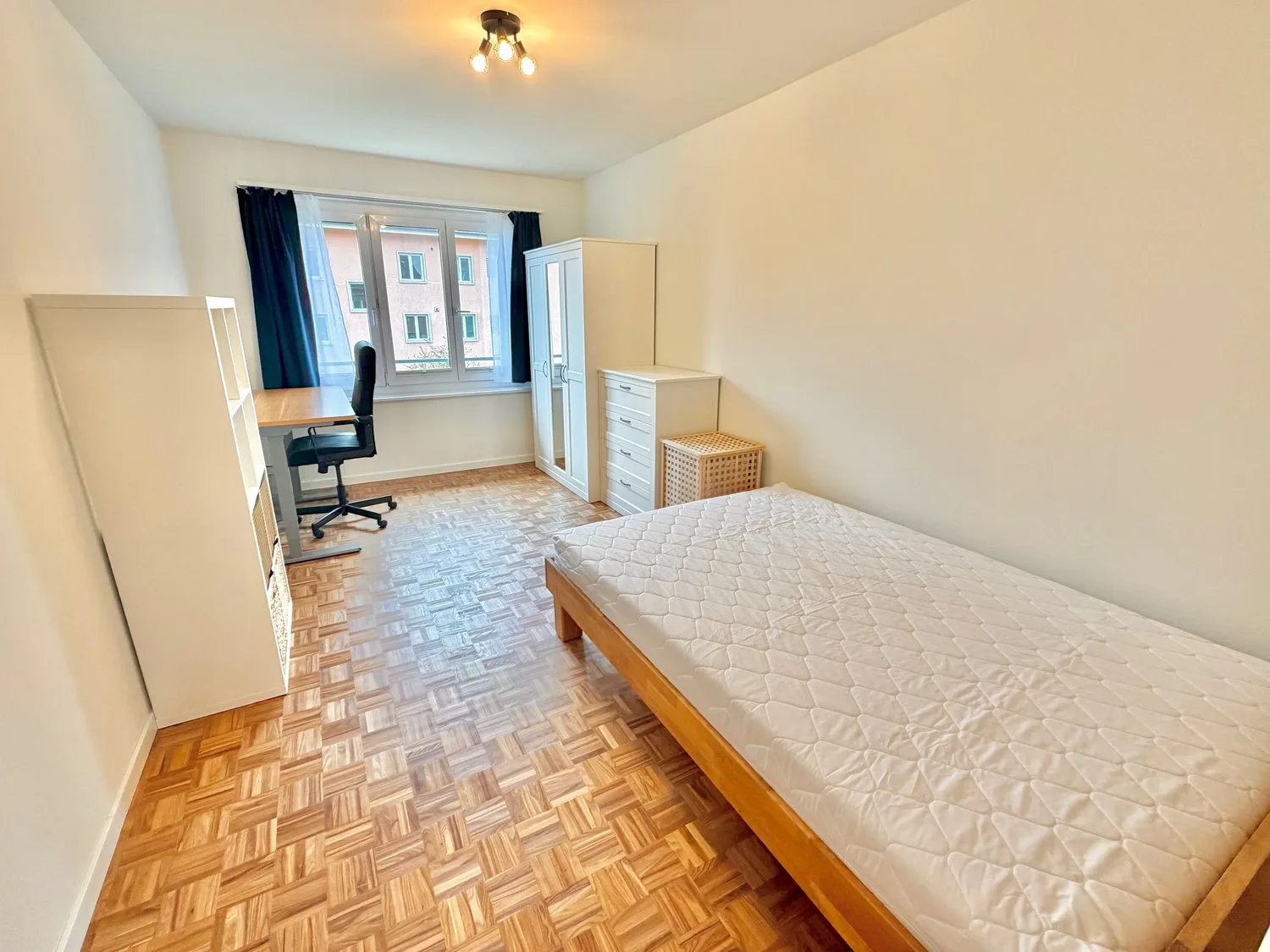 Grosses Zimmer im Kreis 2 (Gehdistanz zum Wollishofen Bahnhof) :)