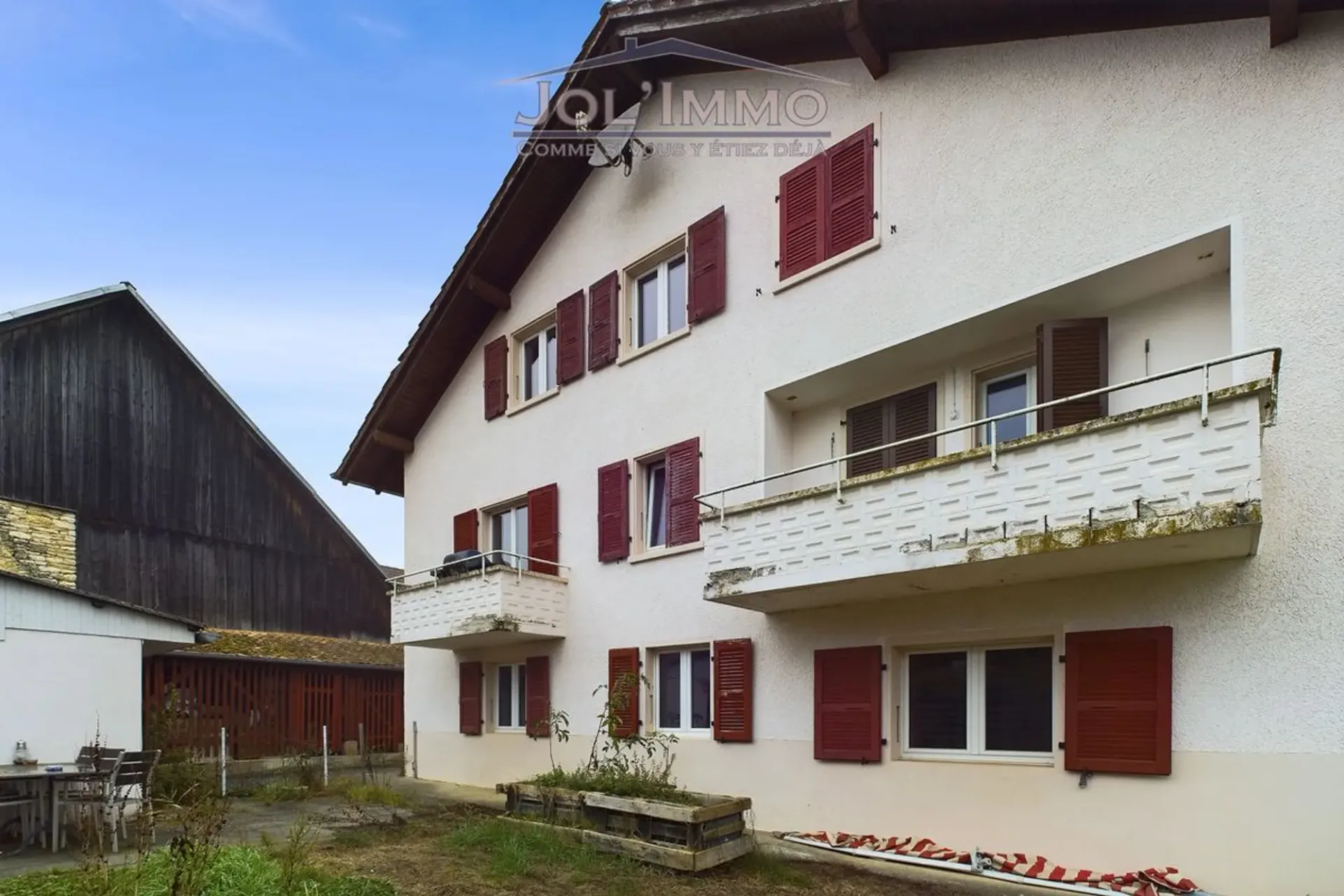 Großes Gebäude mit 3 Wohnungen