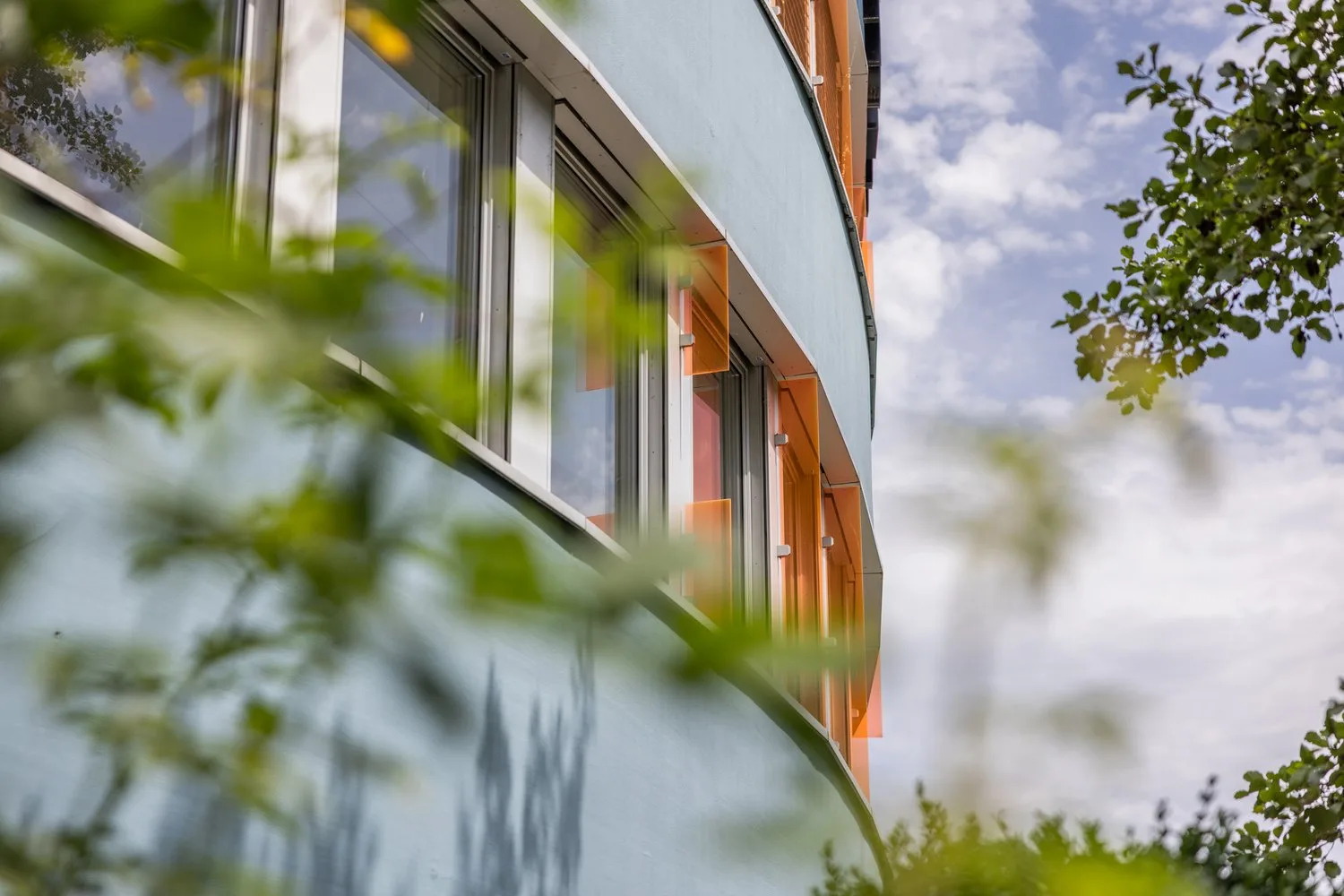 Directement à la gare : Nouveaux espaces de bureaux en développement moderne
