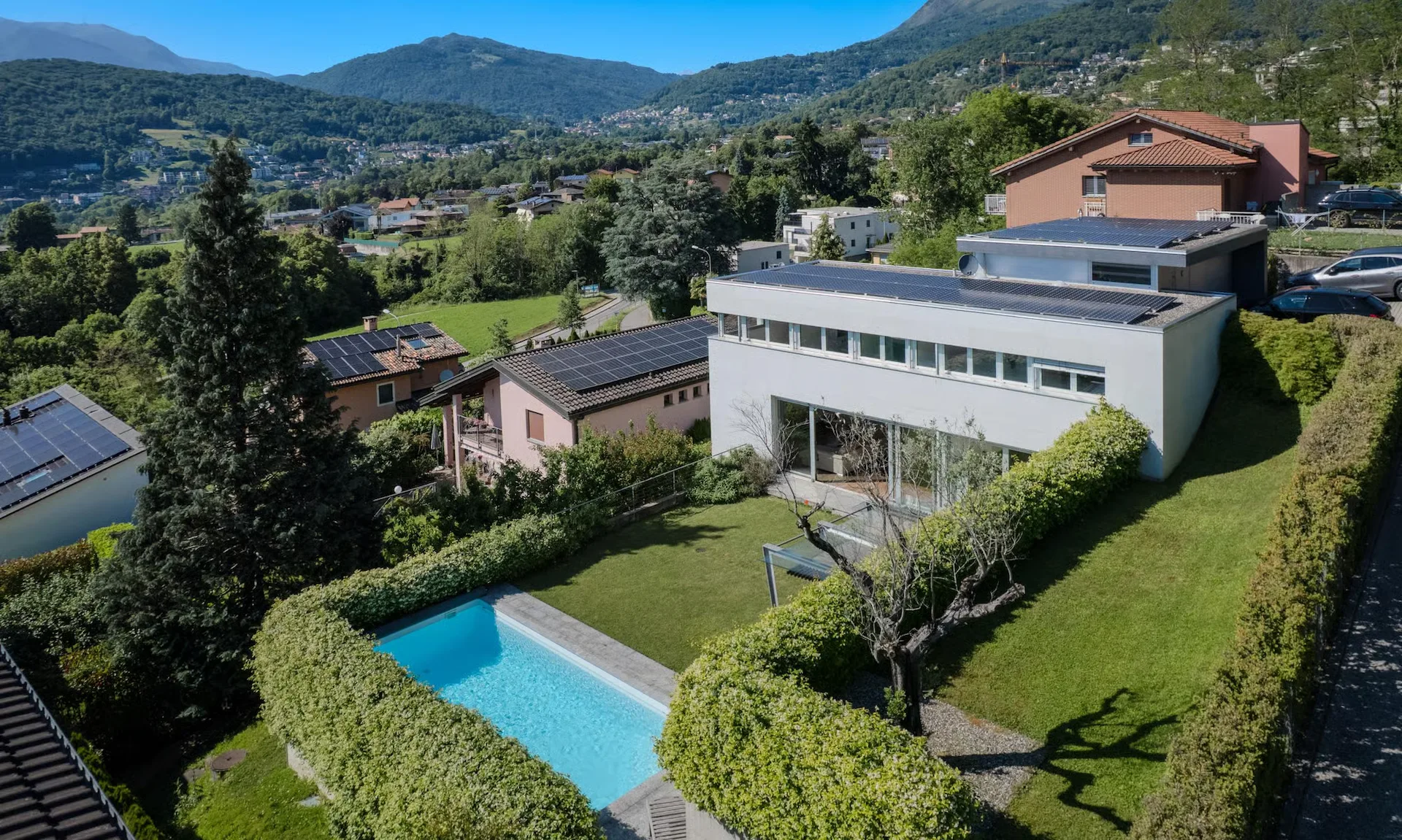 Exklusiv-Villa 6.5 Zimmer mit Pool und Garten in Cadro