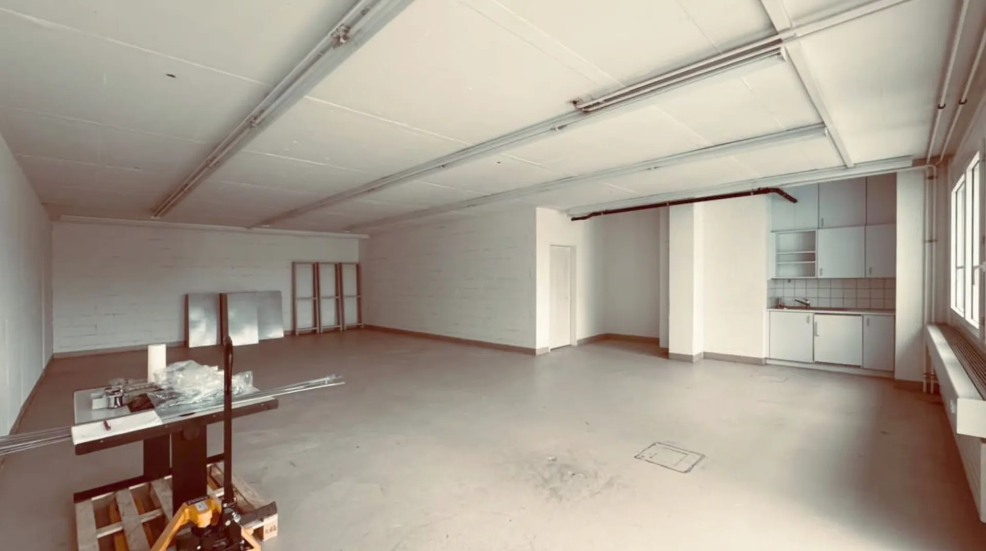 Gewerbe- & Lagerfläche (147 m²) mit ebenerdiger Anlieferung und grossem Warenlift