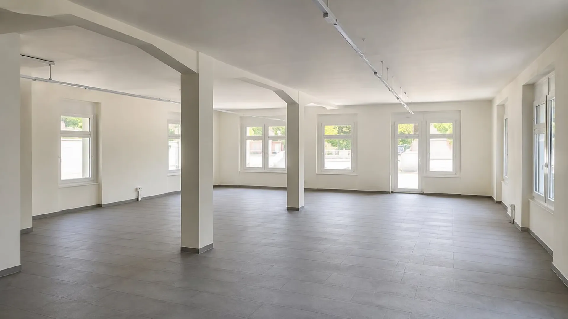 Moderne Gewerberäume mit Balkon in Nidau
