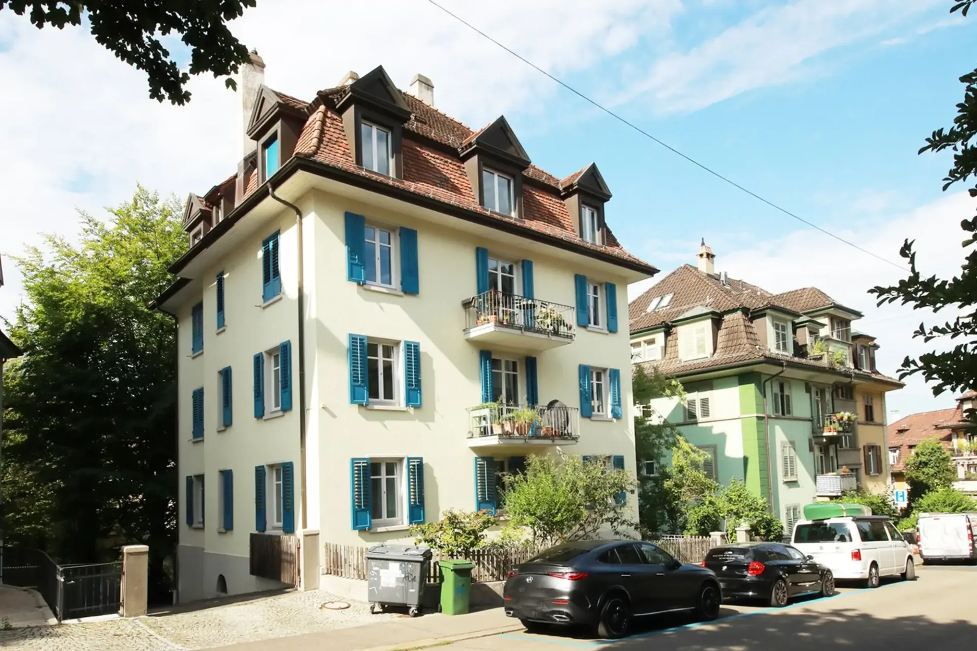 Charmante 3.5-Zimmer-Altbauwohnung mit Balkon an zentraler Lage in Zürich 8006