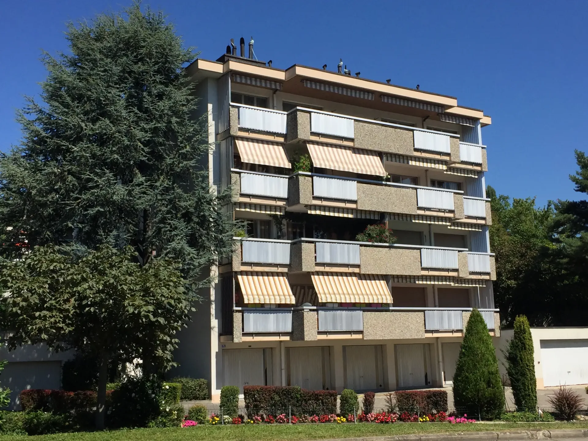 Refreshed 4.5-room apartment, ground floor, approx. 92 m2