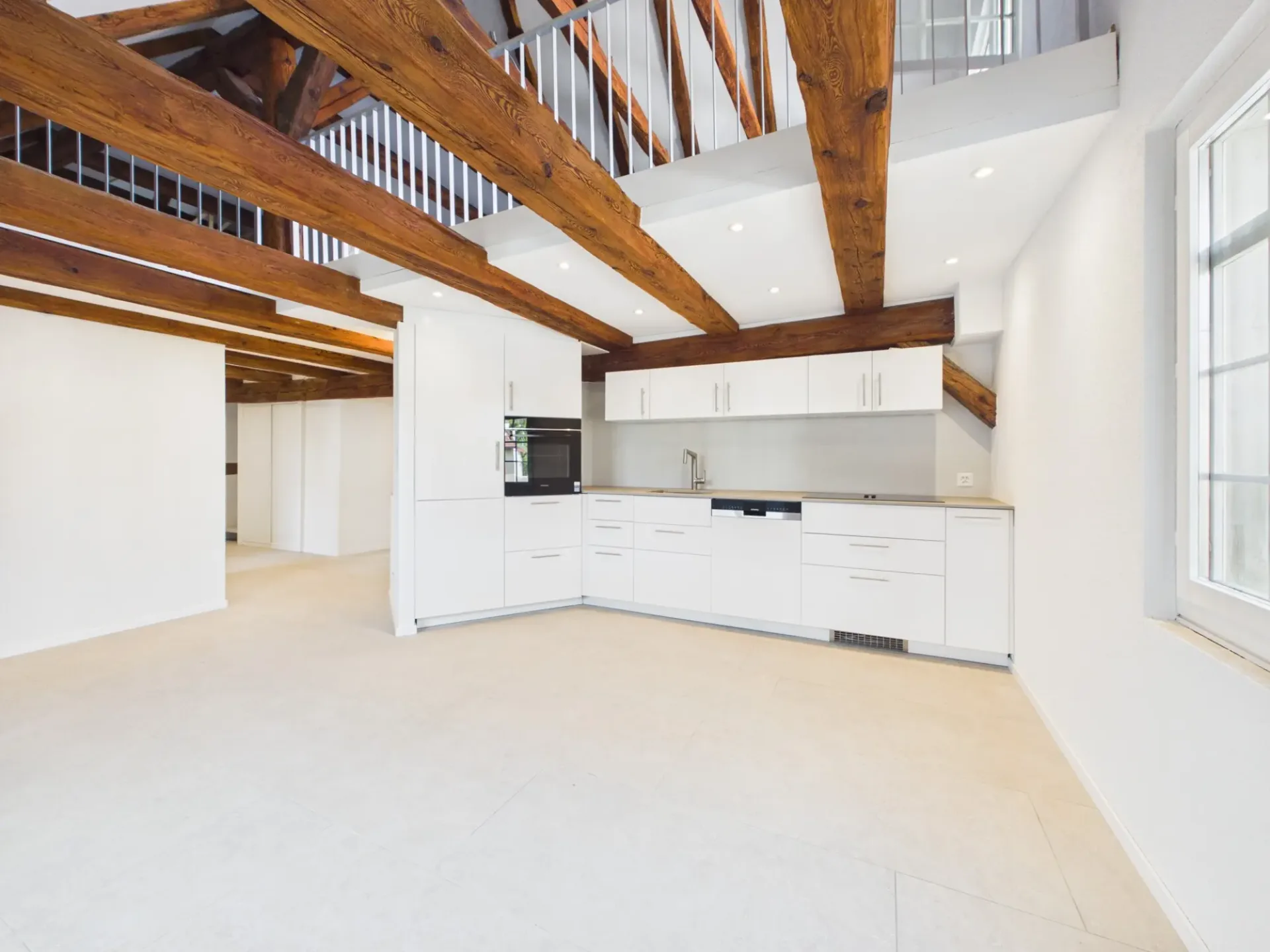 High-quality renovated 4.5-room maisonette apartment with spacious rooms