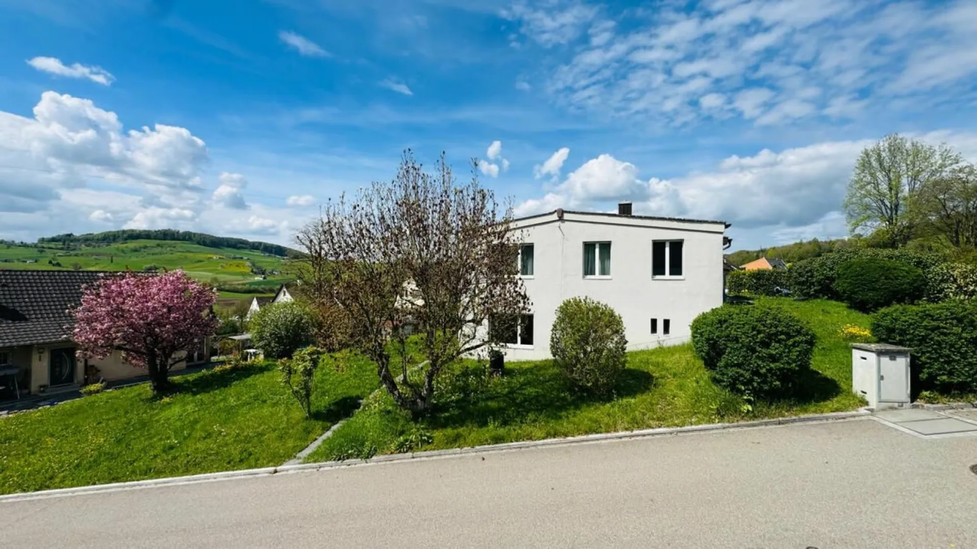Freistehendes 5.5-Zimmer-EFH mit 1'039 m² Grundstück, Garagenbox, Garten, Sitzplatz, Balkon und viel Potenzial