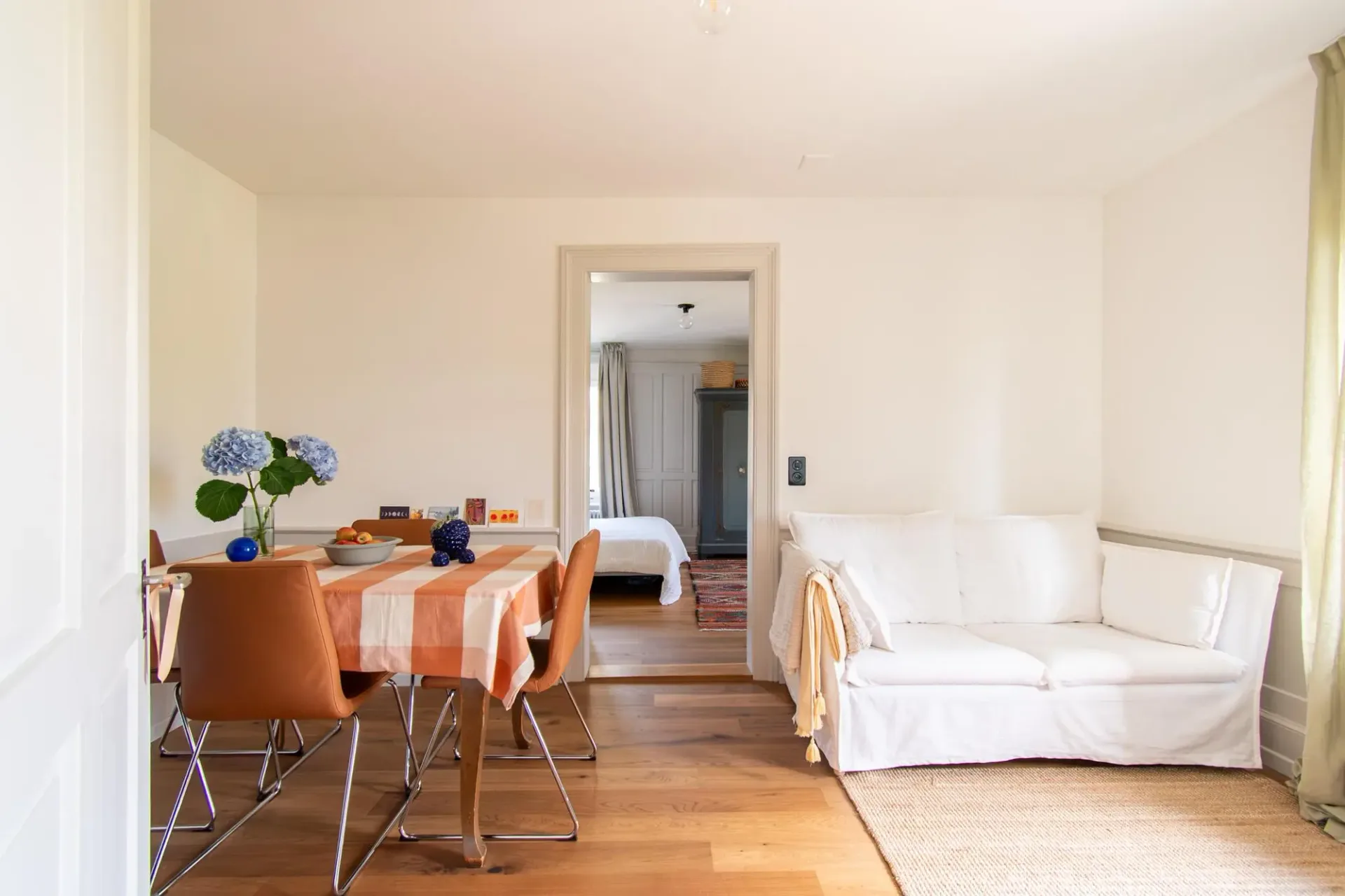 Appartement de 2.5 pièces haut de gamme et élégant avec balcon