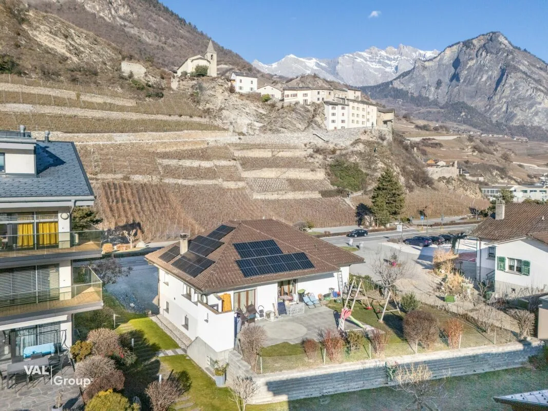 Magnificent villa with garden, offering an ideal configuration for two units
