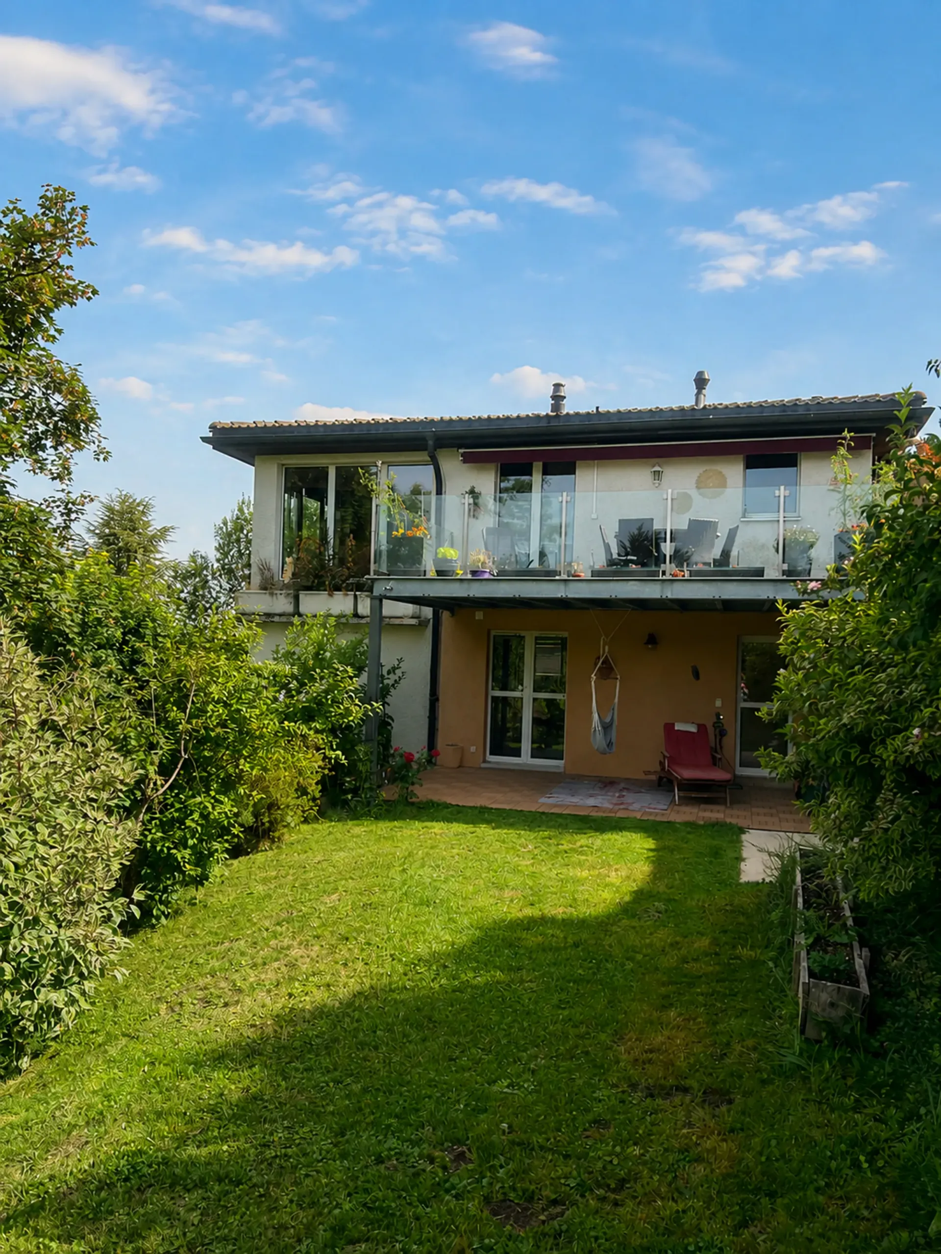 Einzelhaus mit großzügigen Räumen, in einer grünen Umgebung