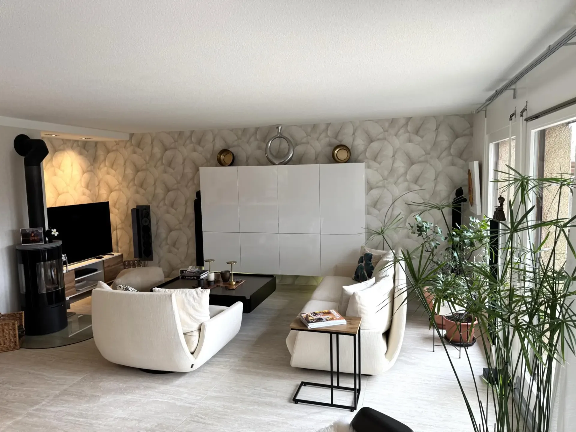 Zweifamilienhaus mit schön gestaltetem und blühendem Garten