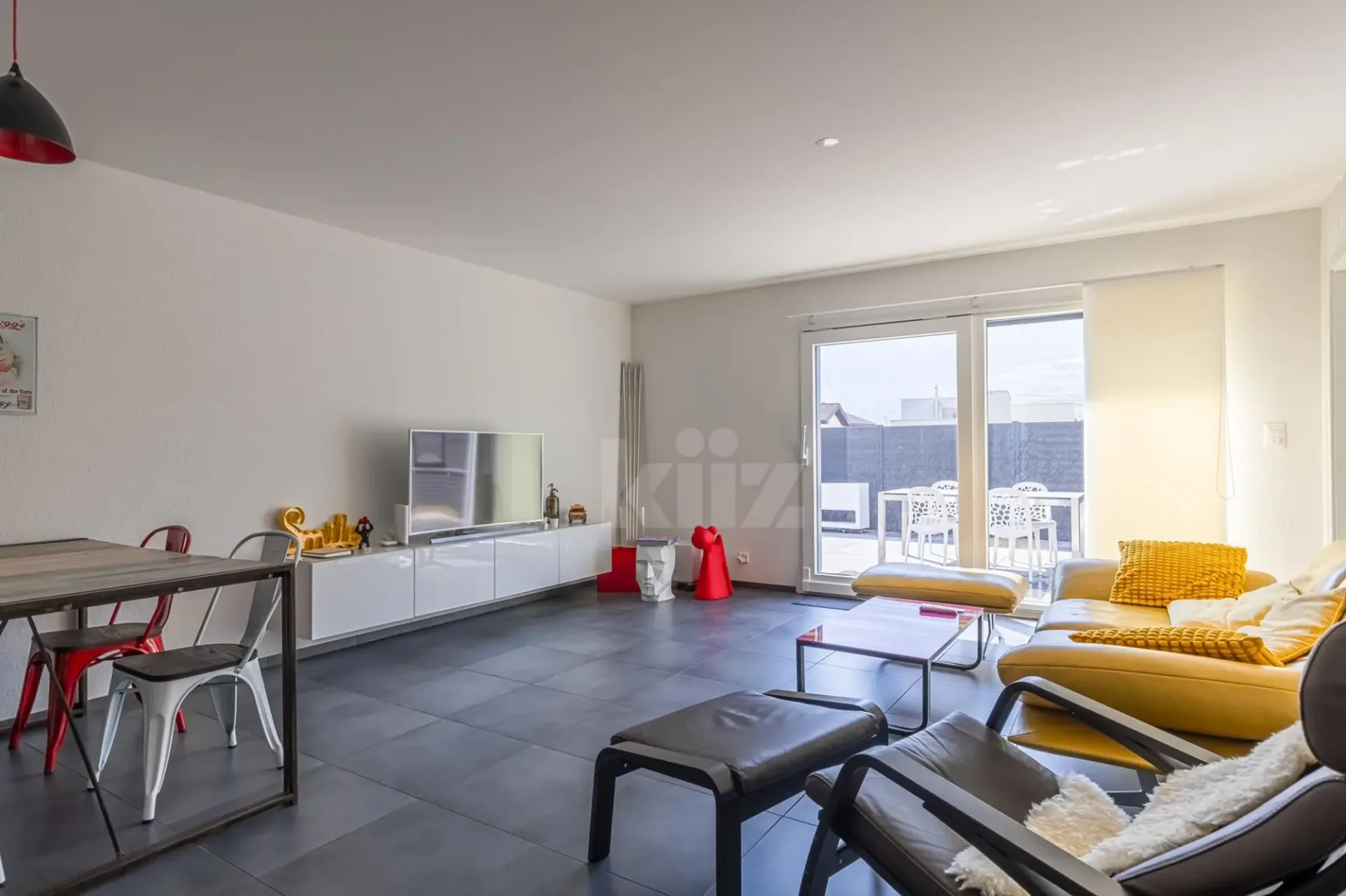 Schöne neuere Villa mit großer Terrasse