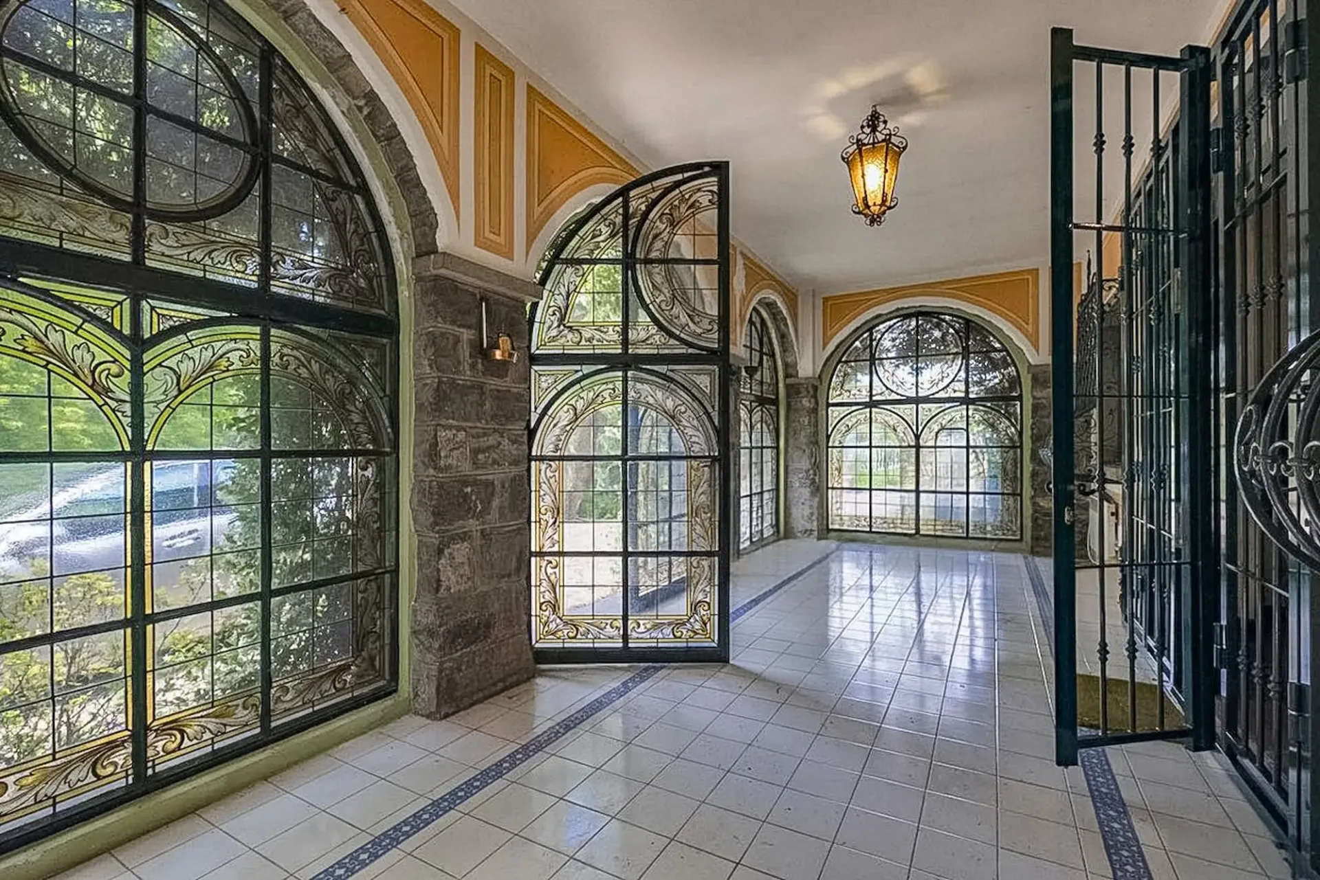 Villa mit magnifizem Park und Tennisplatz