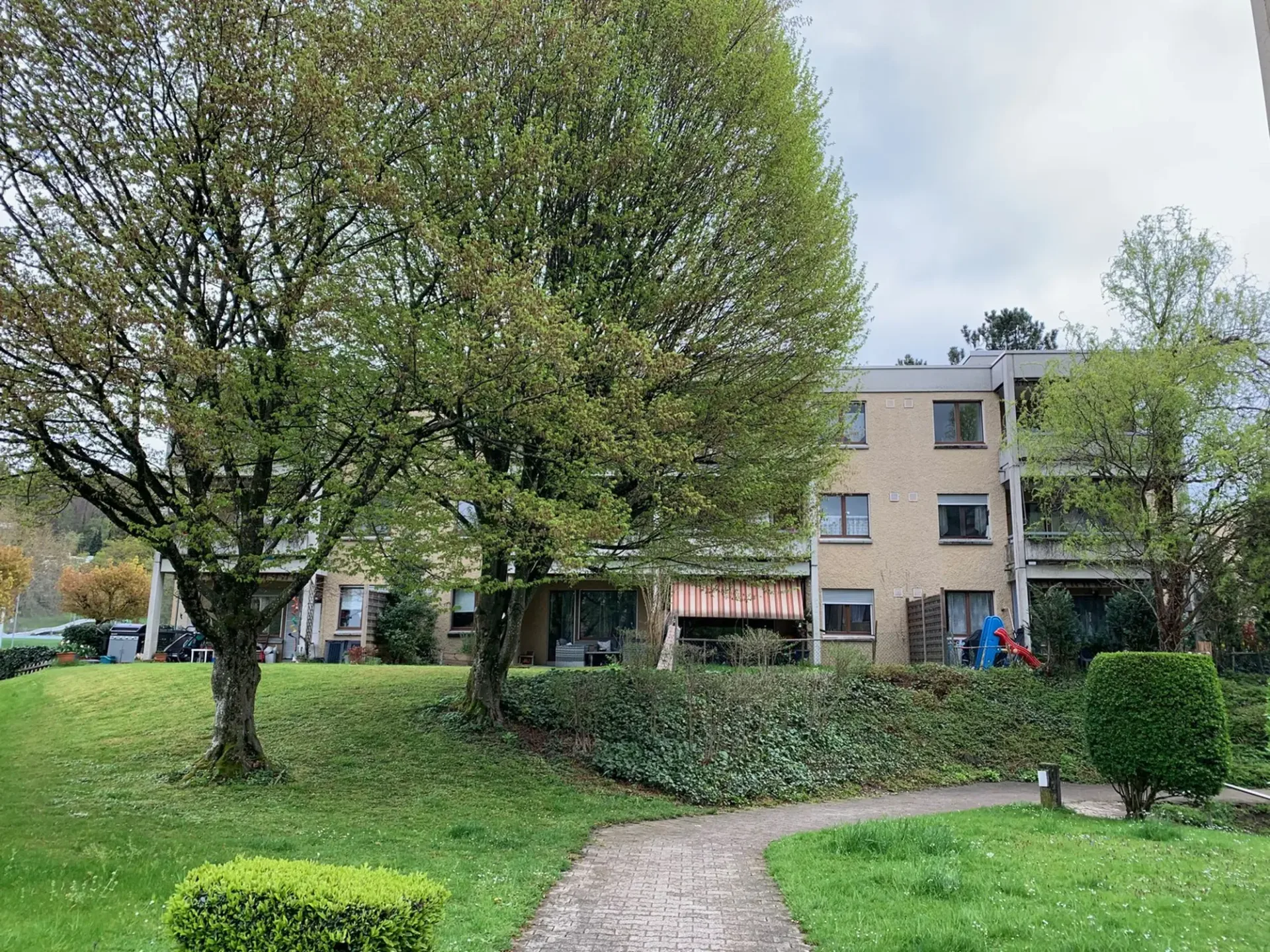 Gemütliche 2.5 Zimmerwohnung mit Cheminée und Sitzplatz im Grünen