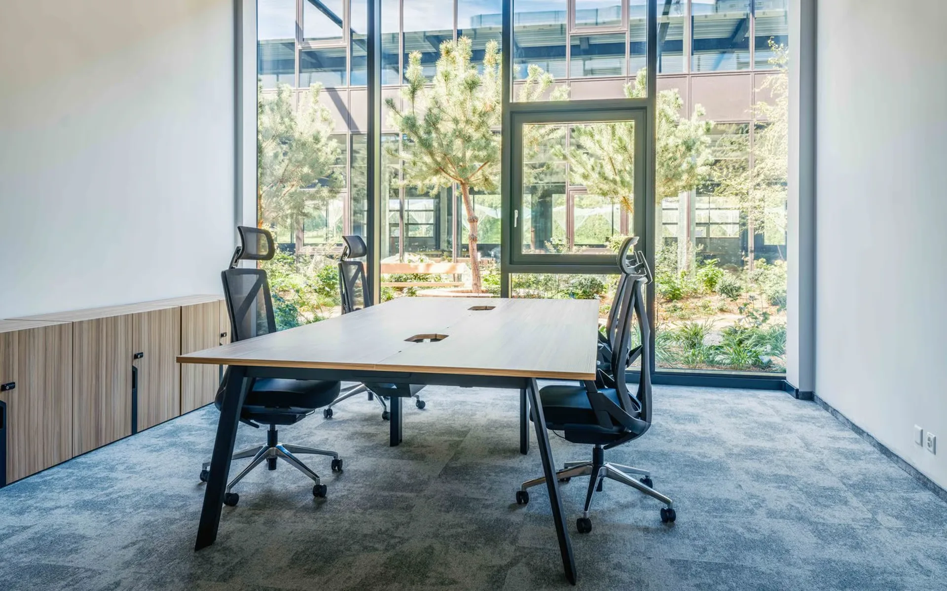 Büro mit 4 Arbeitsplätzen im Erdgeschoss in Tolochenaz