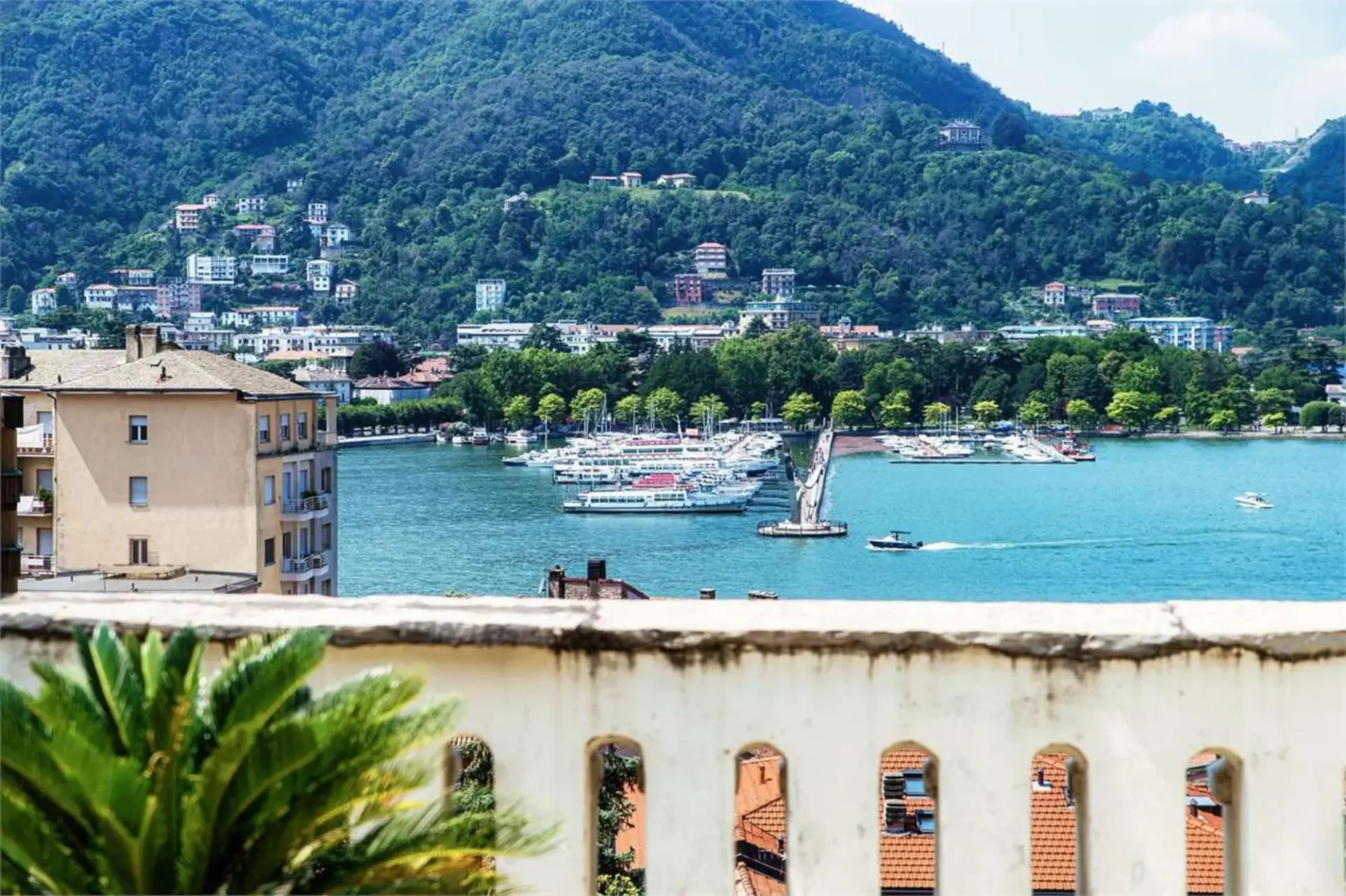 Prestigioso Apartment in einer Villa aus der Epoche mit atemberaubendem Seeblick